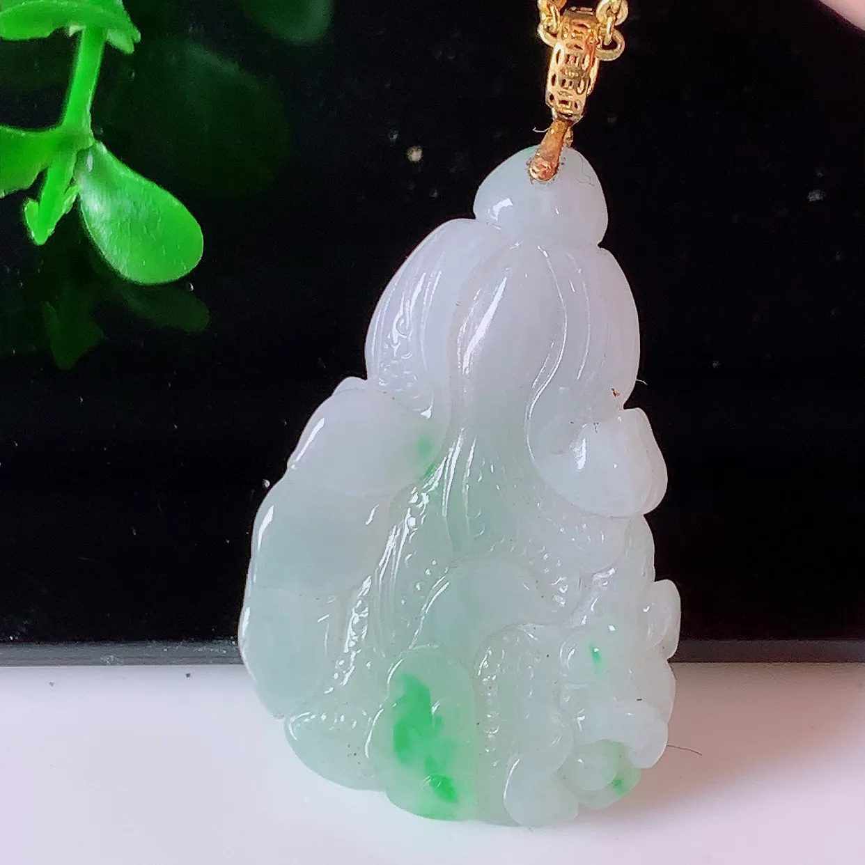 自然光实拍，18K金镶嵌冰润飘绿翡翠招百财白菜吊坠，百财聚来，财源滚滚，色泽鲜艳，精工水润的白菜， 