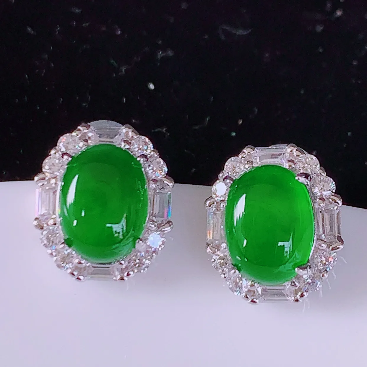 冰透满绿翡翠925银镶嵌耳钉，自然光实拍，翠色灵动，颜色漂亮，种老水足，品相佳，佩戴佳品！#97.28整体10.8*9.5*6裸石8*6mm