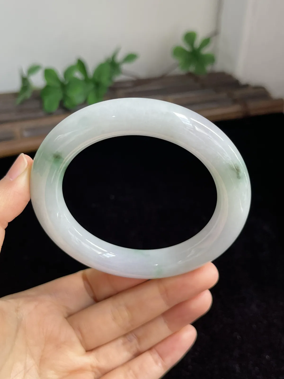 圆镯58圈口，翡翠飘绿手镯