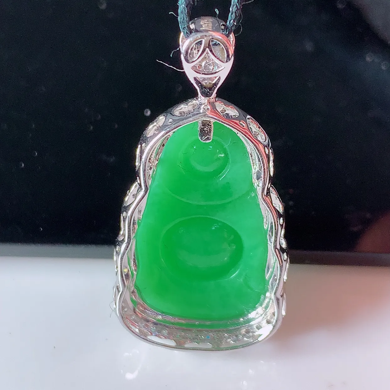 自然光实拍，18K金镶嵌满绿翡翠佛公吊坠，饱满， 佛公亦保平安，寓意有福（佛公）相伴，品相佳，配戴优