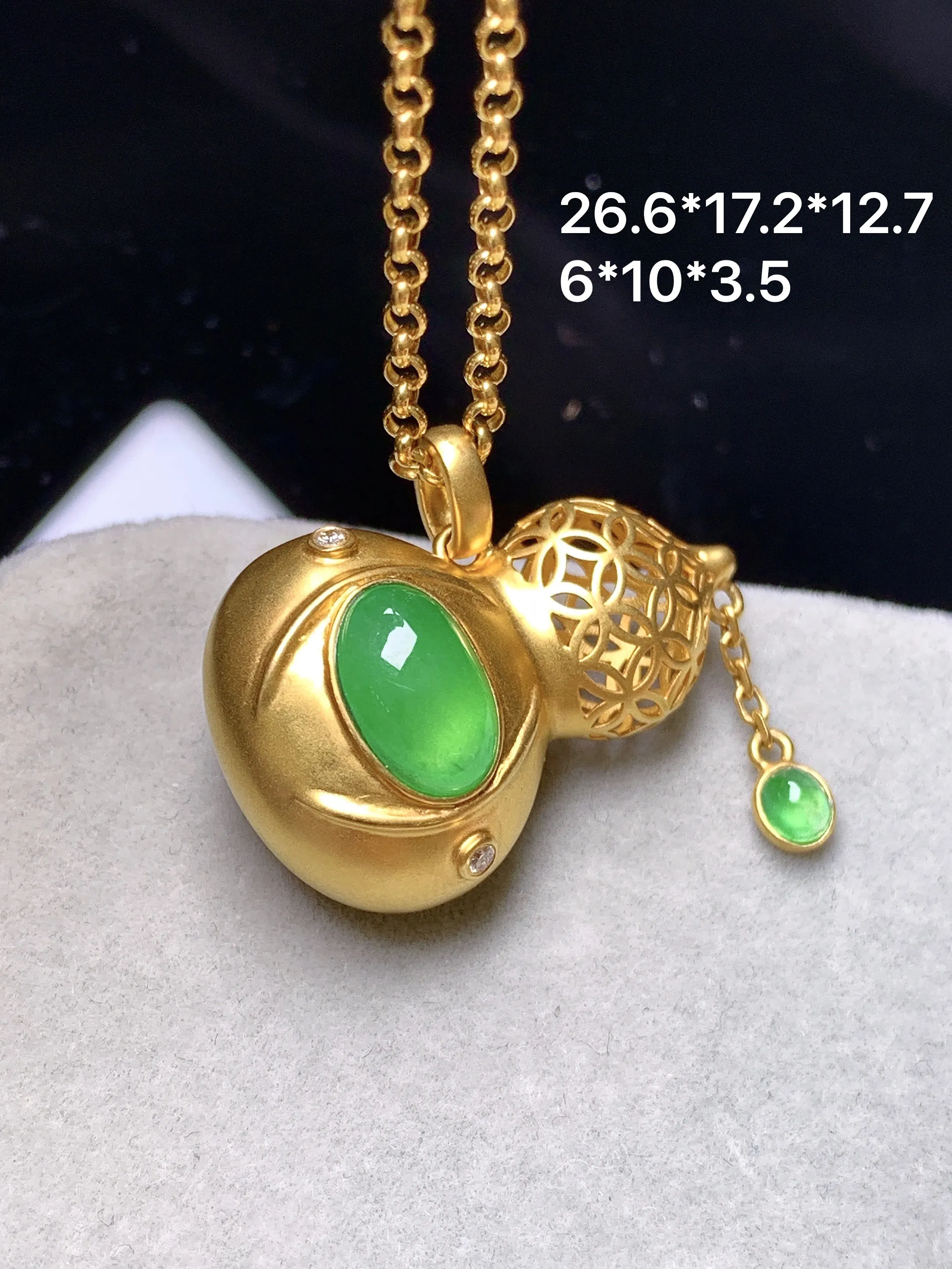 18k金钻镶嵌满绿蛋面葫芦吊坠 玉质细腻 色泽清新艳丽 整体尺寸26.6*17.2*12.7
