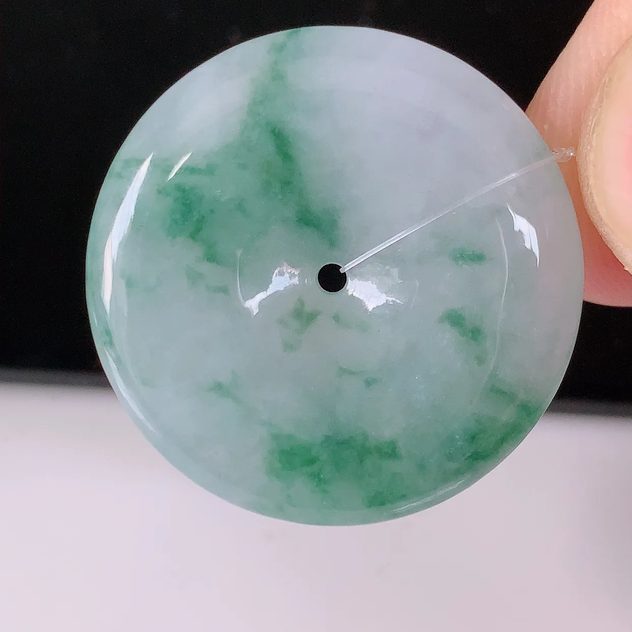 自然光实拍，冰润飘花翡翠平安扣吊坠，种老水足，雕工精湛 ，寓意美好，佩戴时尚出众！#49.28