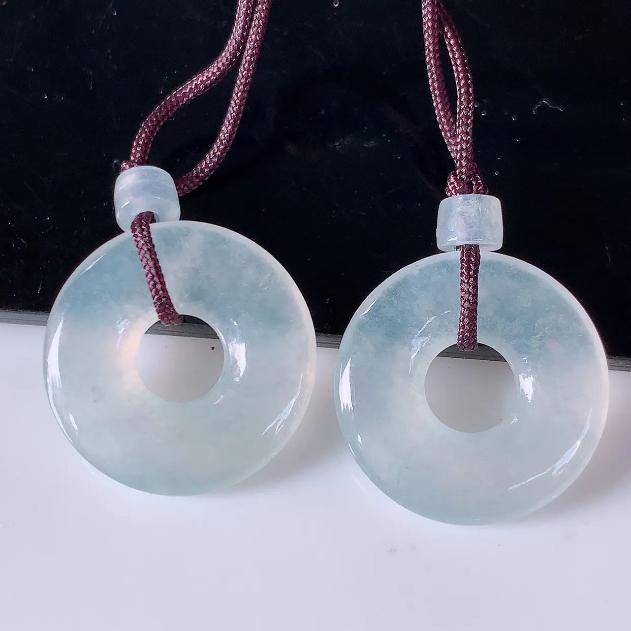 自然光实拍，冰种翡翠一对平安扣耳坠，翠色灵动，玉质细腻，颜色漂亮，品相佳，佩戴佳品！配银线 #57.