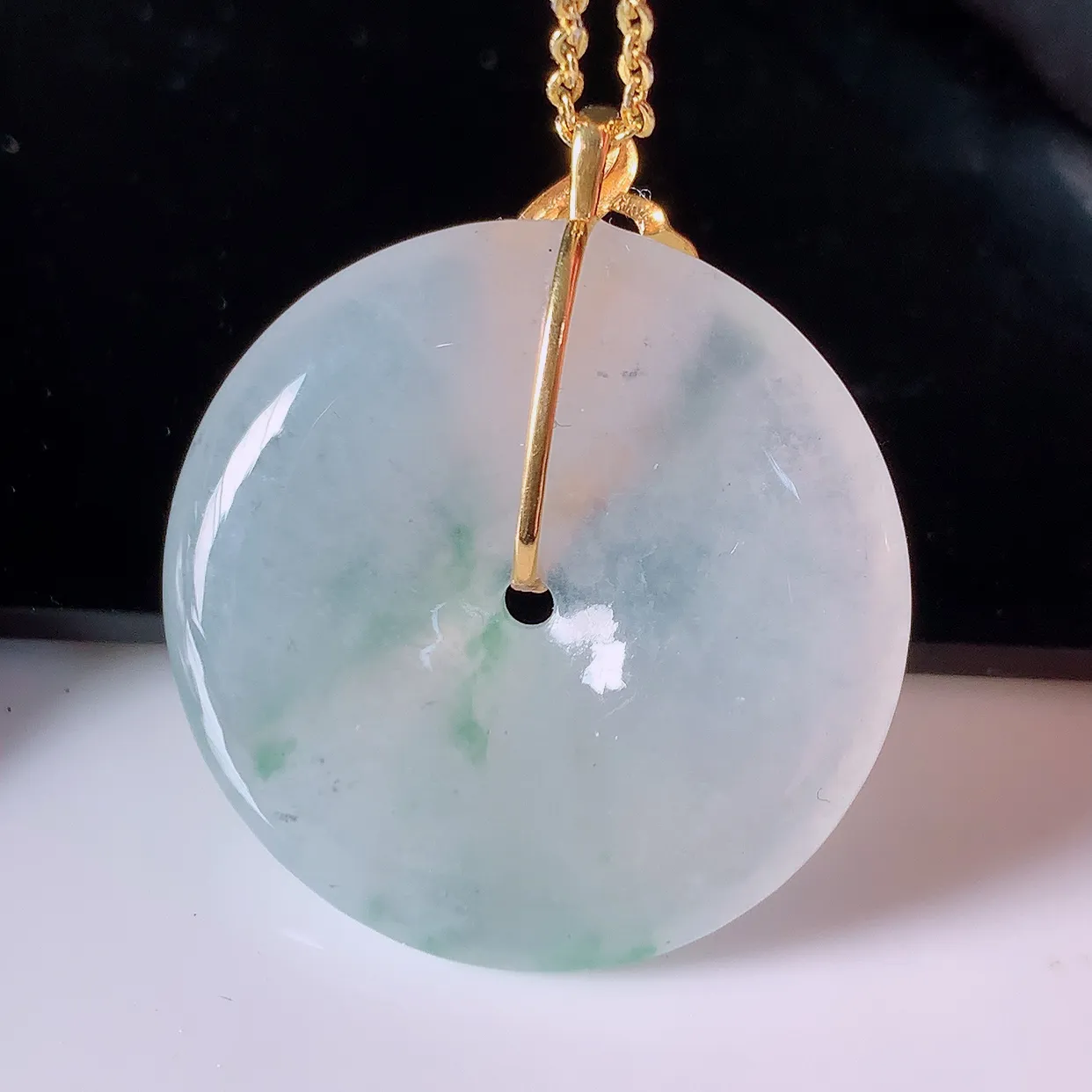 自然光实拍，18K金镶嵌冰种飘花翡翠平安扣吊坠，玉扣，冰润光泽，寓意平平安安，平安扣佩戴时尚漂亮！#42.28整体30.5-26.2-7.2裸石26.2*26.2