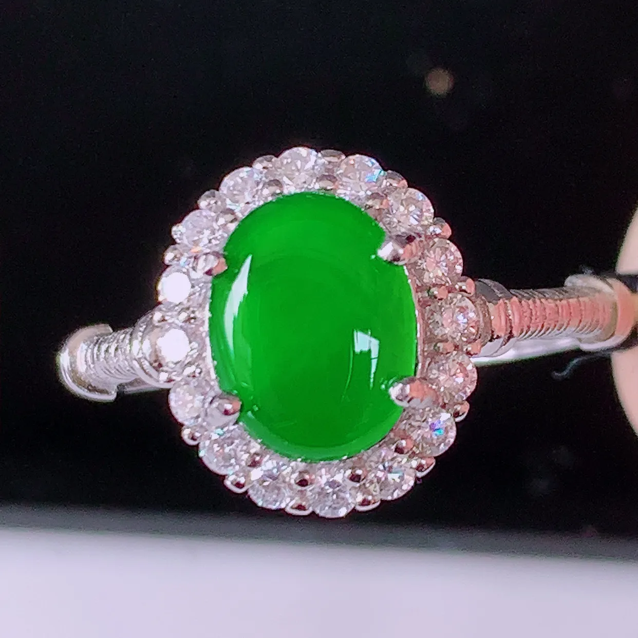 冰透满绿翡翠925银镶嵌戒指，自然光实拍，翠色灵动，颜色漂亮，种老水足，品相佳，佩戴佳品！#97.2