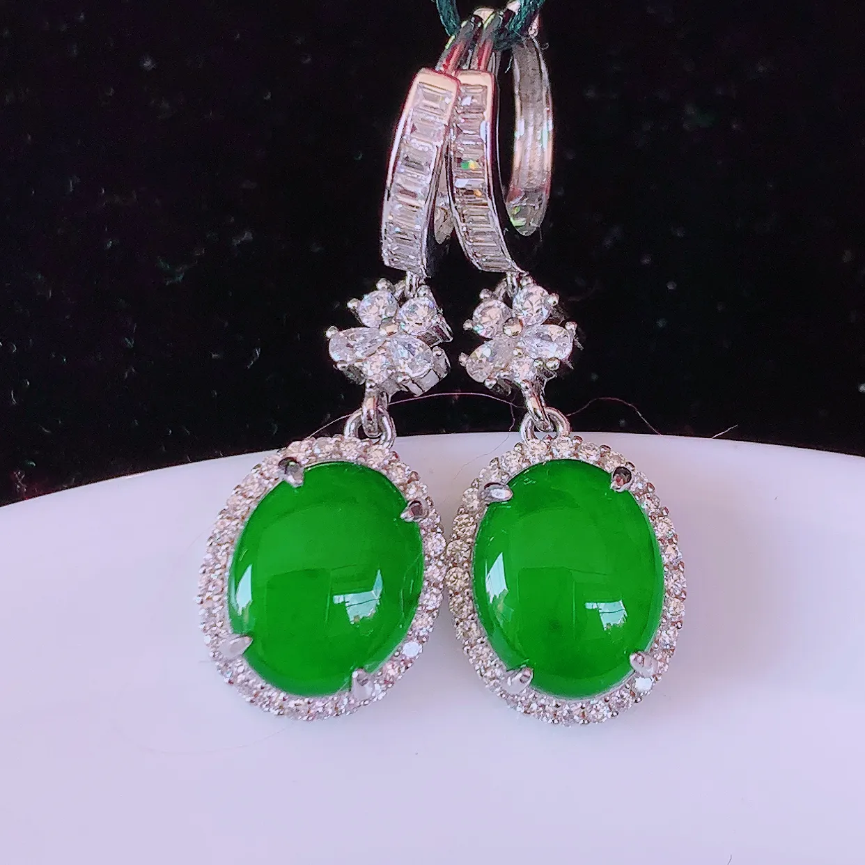 冰透满绿翡翠925银镶嵌耳坠，自然光实拍，翠色灵动，颜色漂亮，种老水足，品相佳，佩戴佳品！#97.25整体31*10*5.5裸石10*8