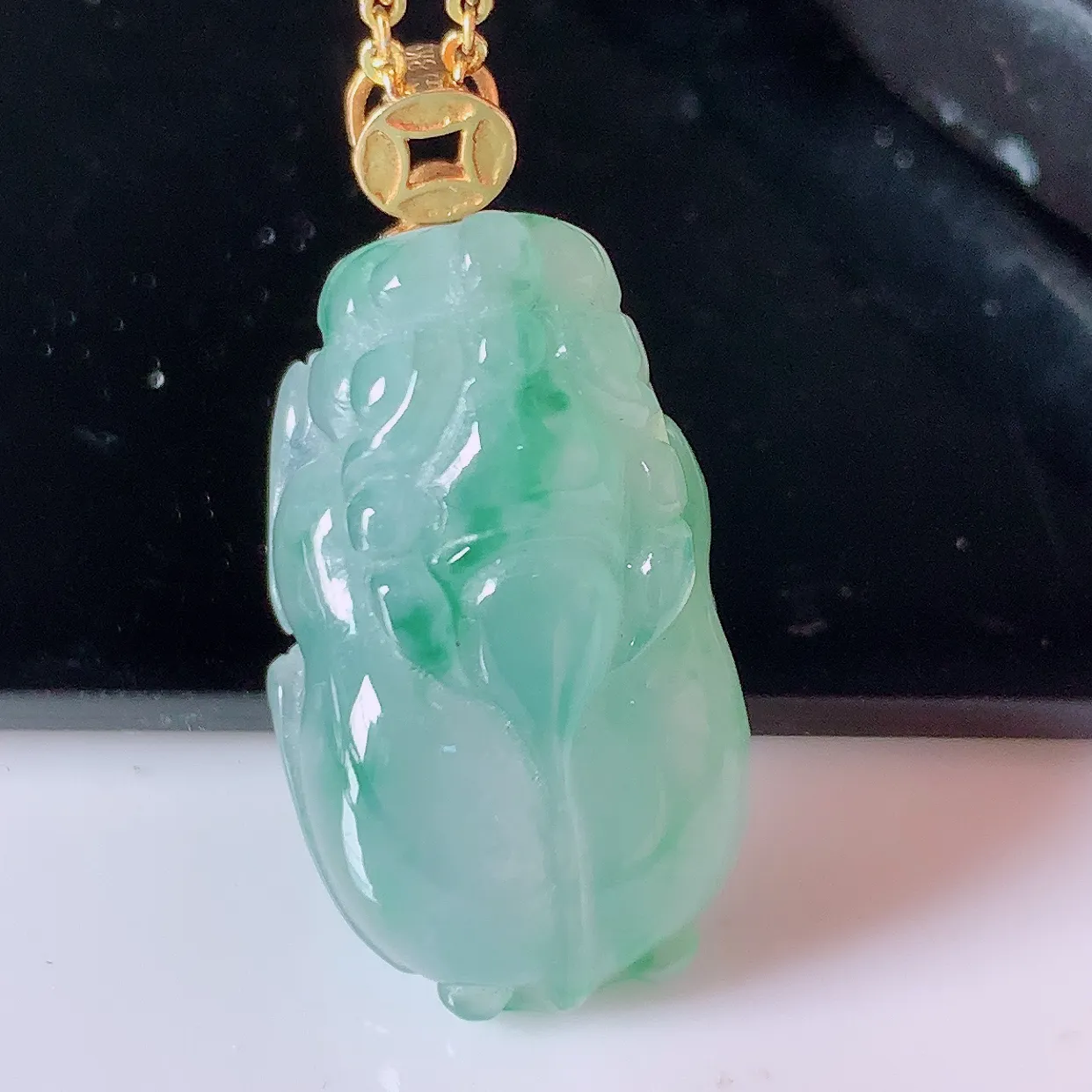 自然光实拍，18K金镶嵌冰飘花翡翠招财貔貅吊坠，民间有“一摸貔貅运程旺盛，再摸貔貅财运滚滚，三摸貔貅平步青云 ”的美好祝愿。#00.28整体27裸石23*13.5*10