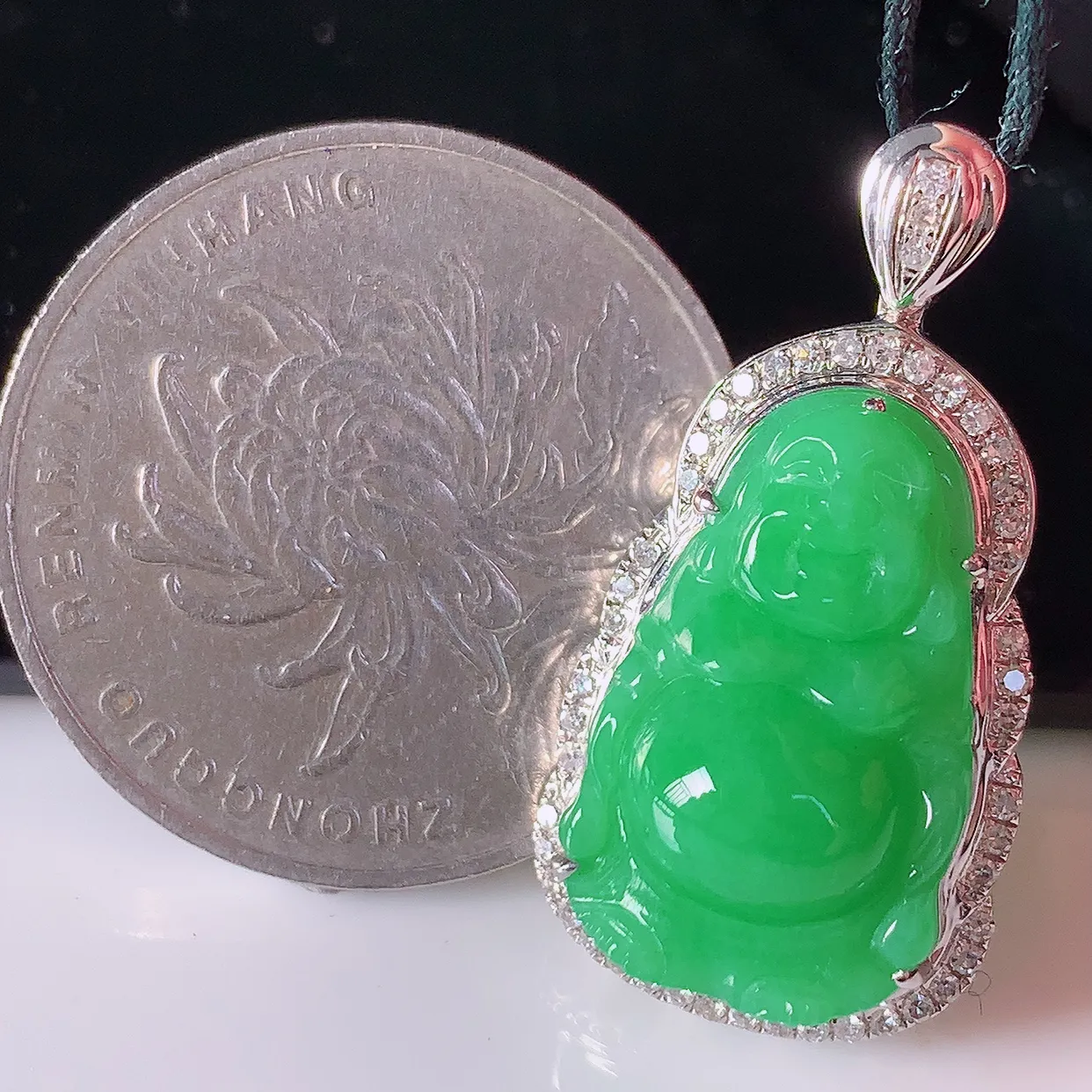 自然光实拍，18K金镶嵌满绿翡翠佛公吊坠，饱满， 佛公亦保平安，寓意有福（佛公）相伴，品相佳，配戴优雅迷人！#42.28整体28.5*14.5*9裸石18.5*11.8