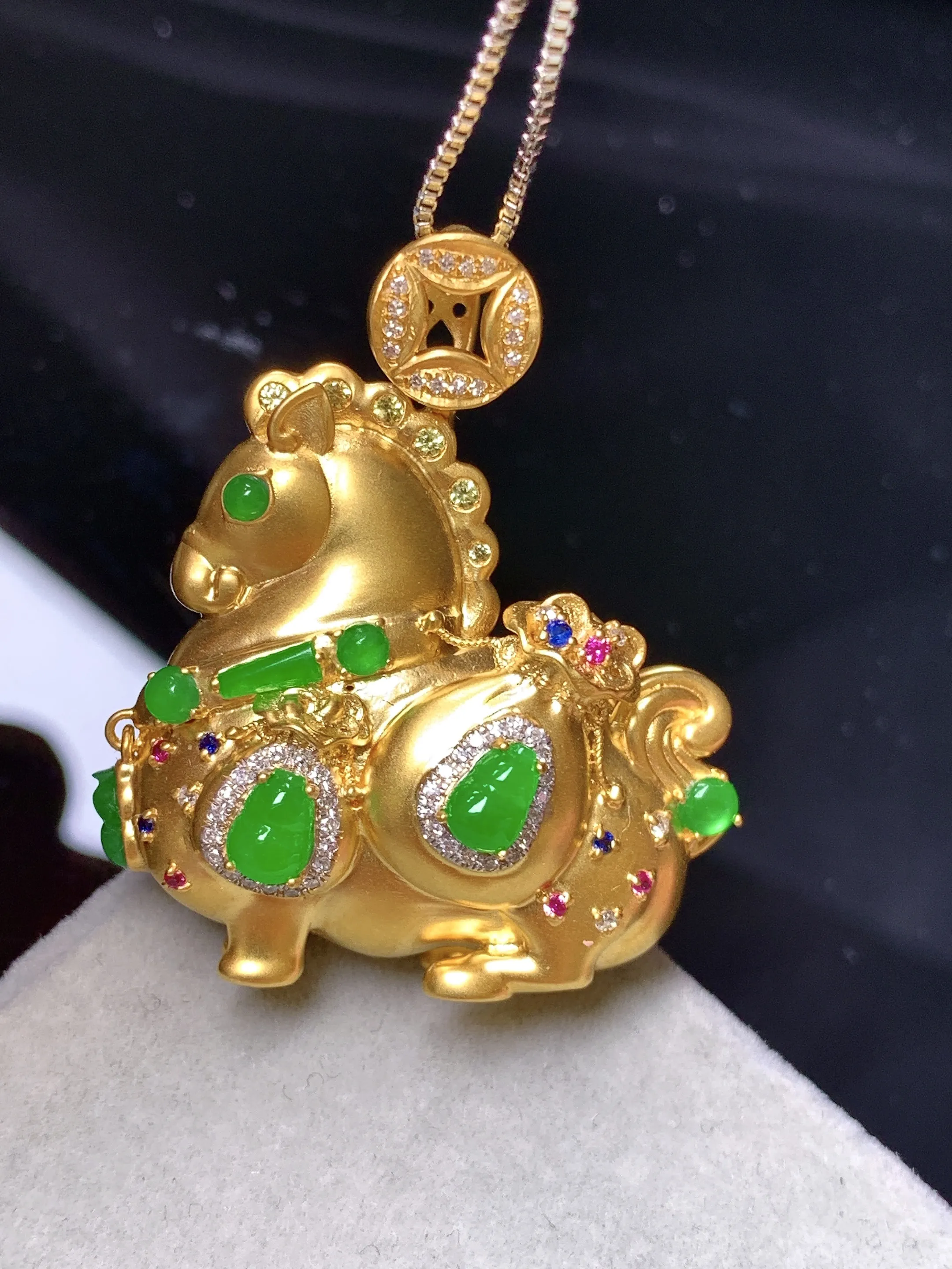 18k金钻镶嵌满绿多宝唐马吊坠 玉质细腻 色泽清新艳丽 整体尺寸35*29.6*13.3