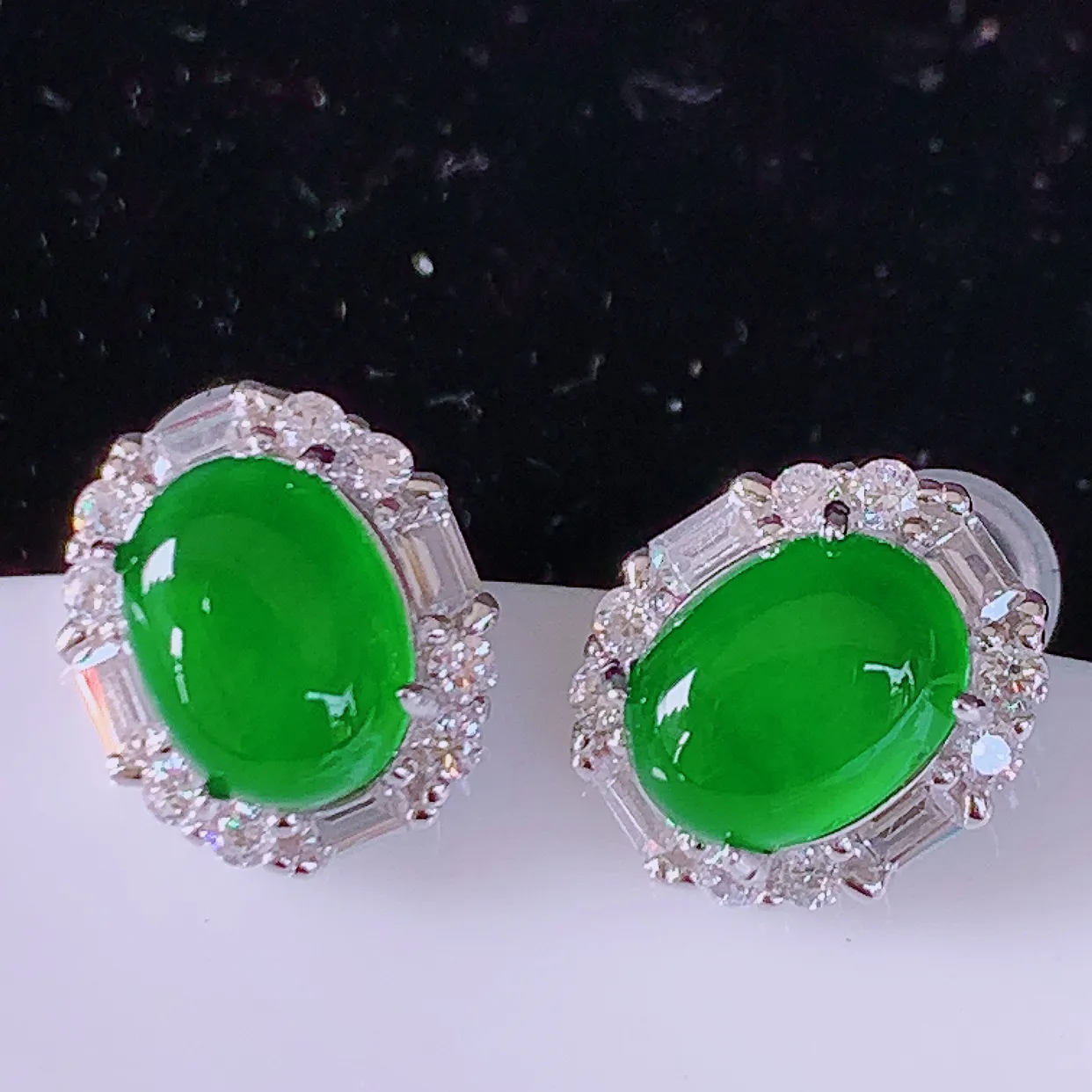 冰透满绿翡翠925银镶嵌耳钉，自然光实拍，翠色灵动，颜色漂亮，种老水足，品相佳，佩戴佳品！#97.28整体10.8*9.5*6裸石8*6mm