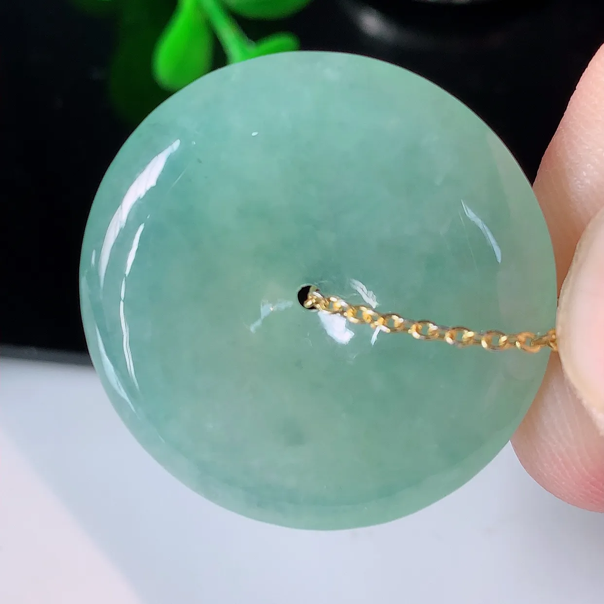 自然光实拍，冰种晴水底翡翠平安扣吊坠，平安是福；冰透，很美的料子，平安扣佩戴优雅迷人！#57.28