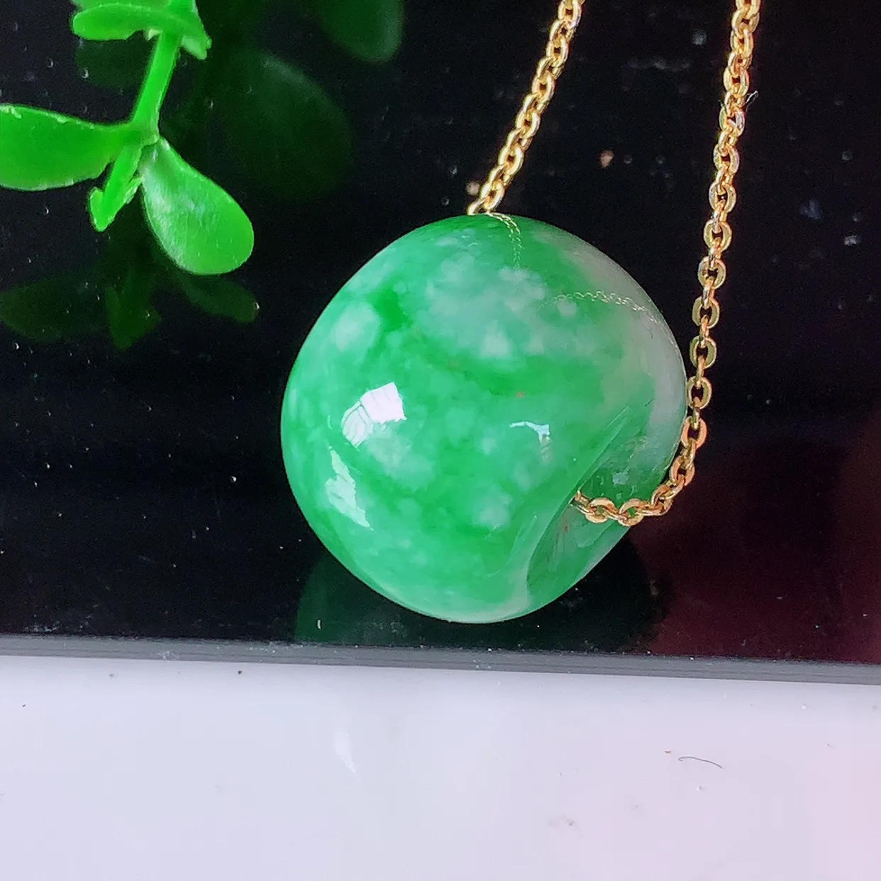 自然光实拍，冰润飘辣绿翡翠路路通吊坠，寓意时来运转、财源滚滚，款式新颖时尚，日常百搭的款！配图银链#1.28