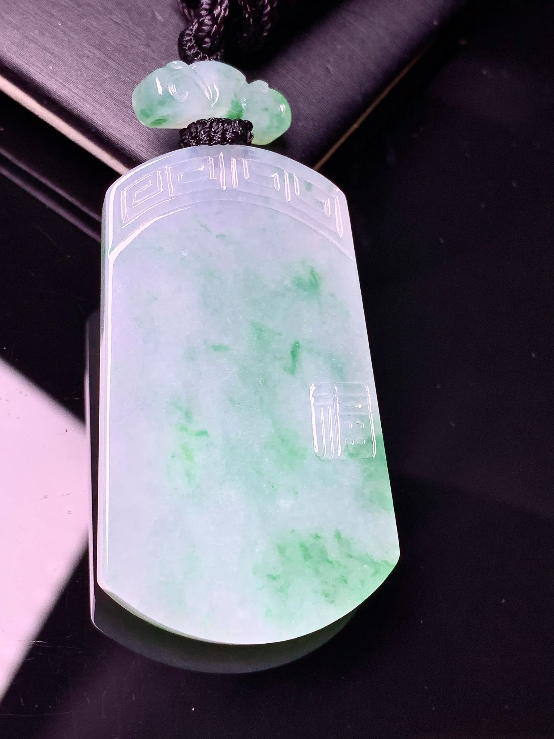 飘绿无事牌吊坠 玉质细腻 色泽清新艳丽 整体尺寸46*26.8*5.5