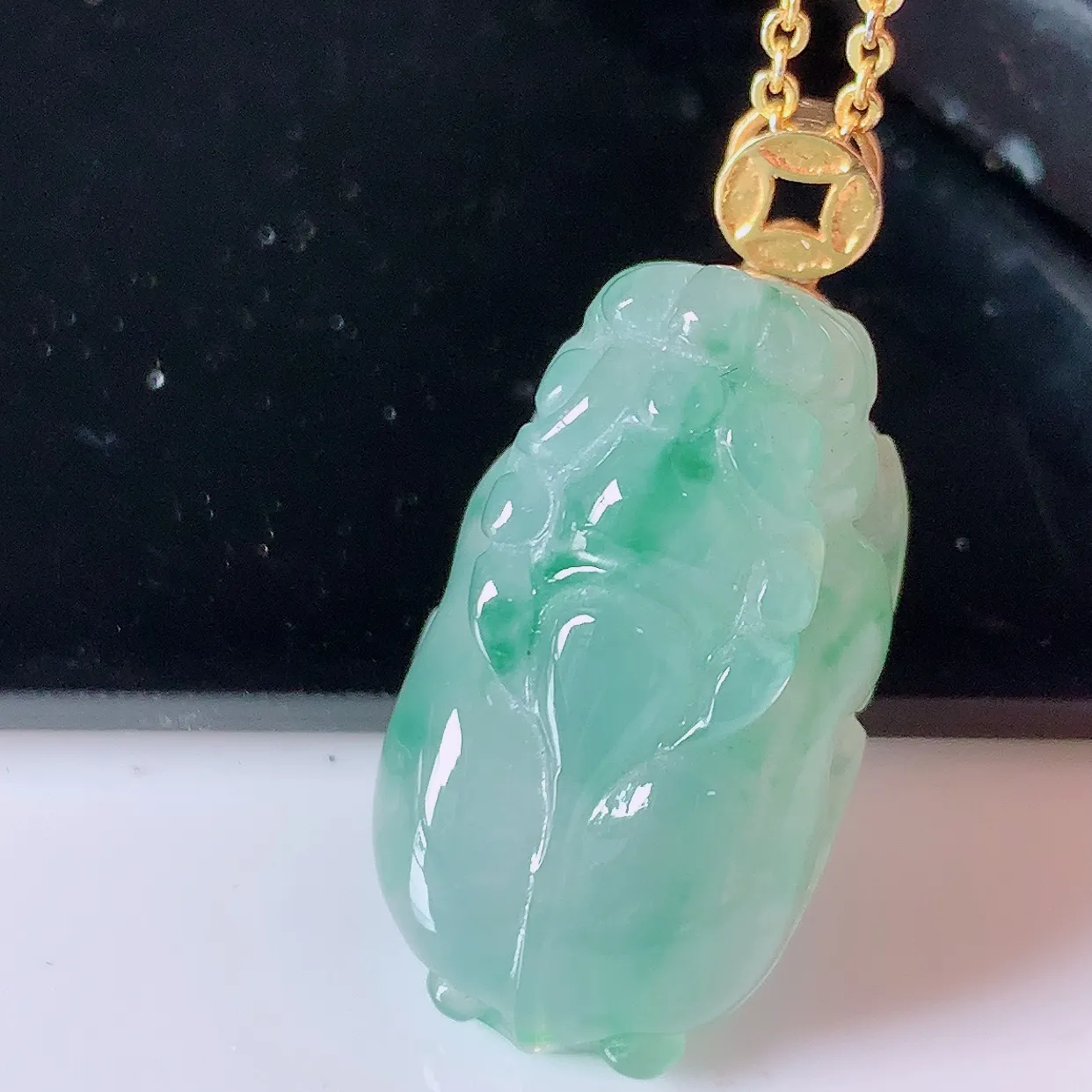 自然光实拍，18K金镶嵌冰飘花翡翠招财貔貅吊坠，民间有“一摸貔貅运程旺盛，再摸貔貅财运滚滚，三摸貔貅平步青云 ”的美好祝愿。#00.28整体27裸石23*13.5*10