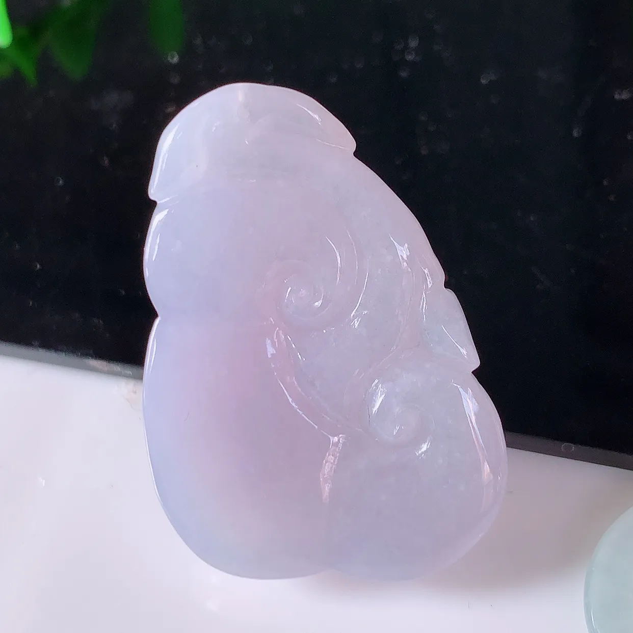 自然光实拍，冰润紫罗兰翡翠如意吊坠，翠色灵动，佩戴效果时尚出众，尽显气质，玉质细腻，美感十足。#57.28