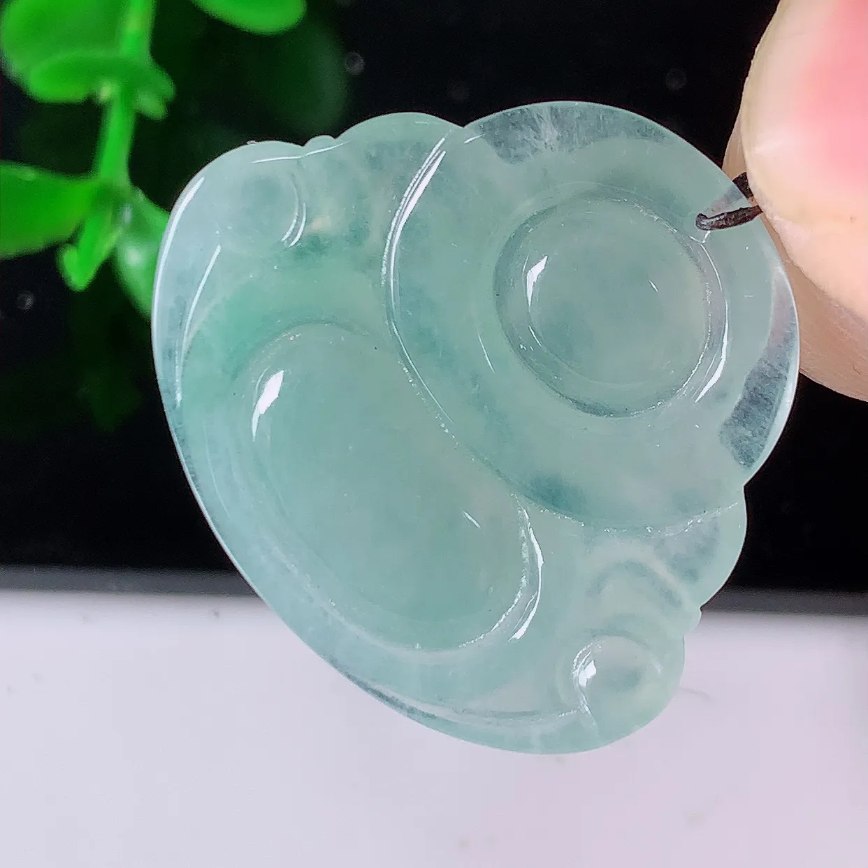 自然光实拍，冰种翡翠佛公吊坠，水灵起胶，翠色迷人，佛公在心中，一生平安，饱满圆润，开怀大笑佛公，配戴灵气十足！#46.28