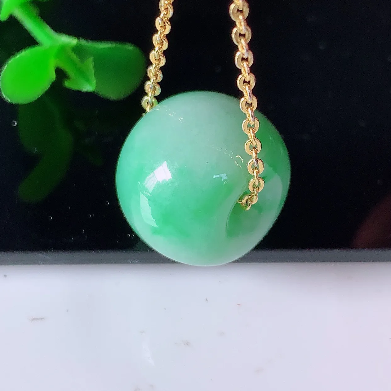 自然光实拍，水润飘绿翡翠路路通吊坠，寓意时来运转、财源滚滚，款式新颖时尚，日常百搭的款！配图银链#0