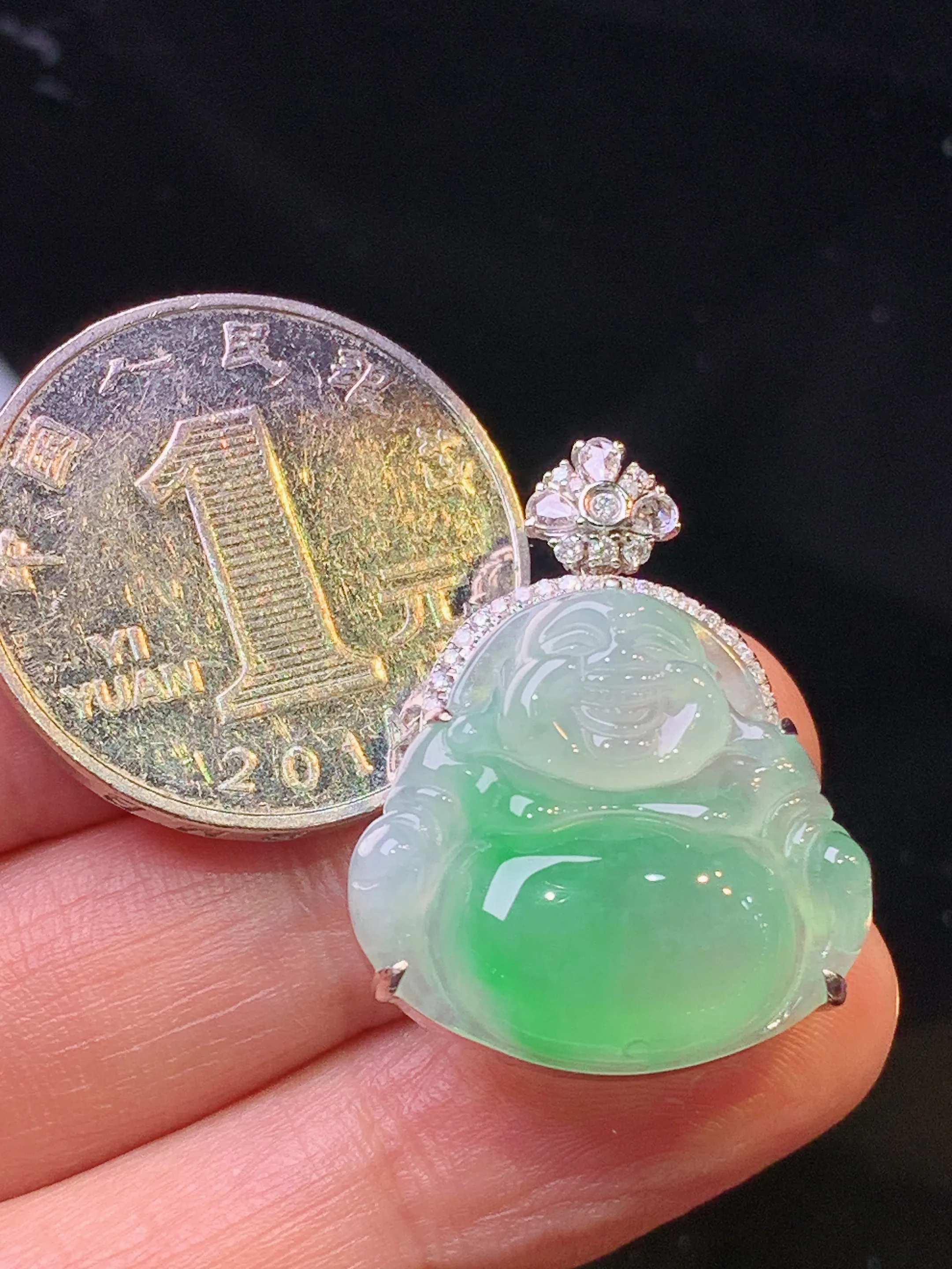 18k金钻镶嵌飘绿佛公吊坠 玉质细腻 色泽清新艳丽 整体尺寸27.5*21.5*9.2