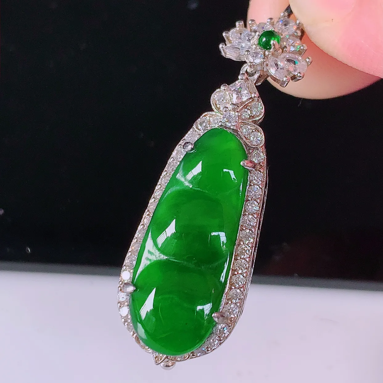 冰透满绿翡翠925银镶嵌福豆吊坠，自然光实拍，翠色灵动，颜色漂亮，种老水足，品相佳，佩戴佳品！#97.28整体36.5*12*7.2裸石21.5-8.5