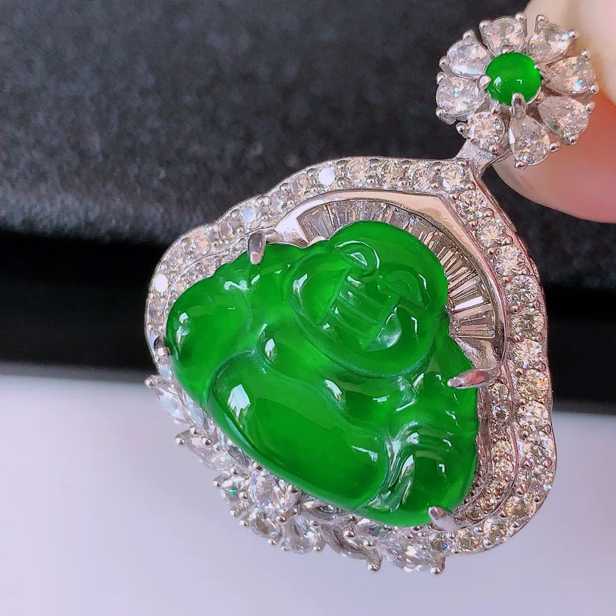 冰透满绿翡翠925银镶嵌佛公吊坠，自然光实拍，翠色灵动，颜色漂亮，种老水足，品相佳，佩戴佳品！#97.25整体34.5*26.5*12.8裸石20*15.5