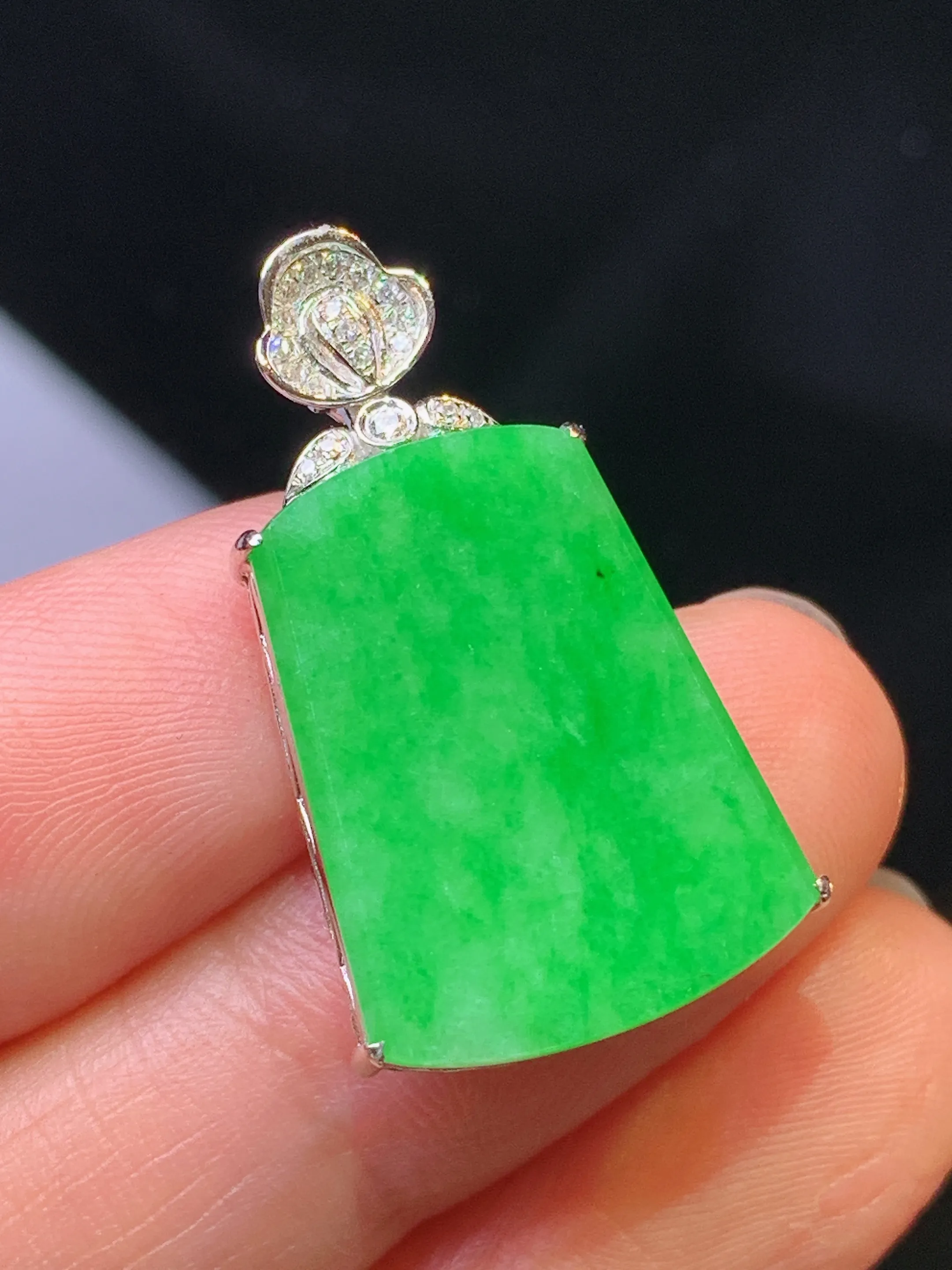 18k金钻镶嵌翠绿无事牌吊坠 玉质细腻 色泽清新艳丽 整体尺寸28*15.3*6.2