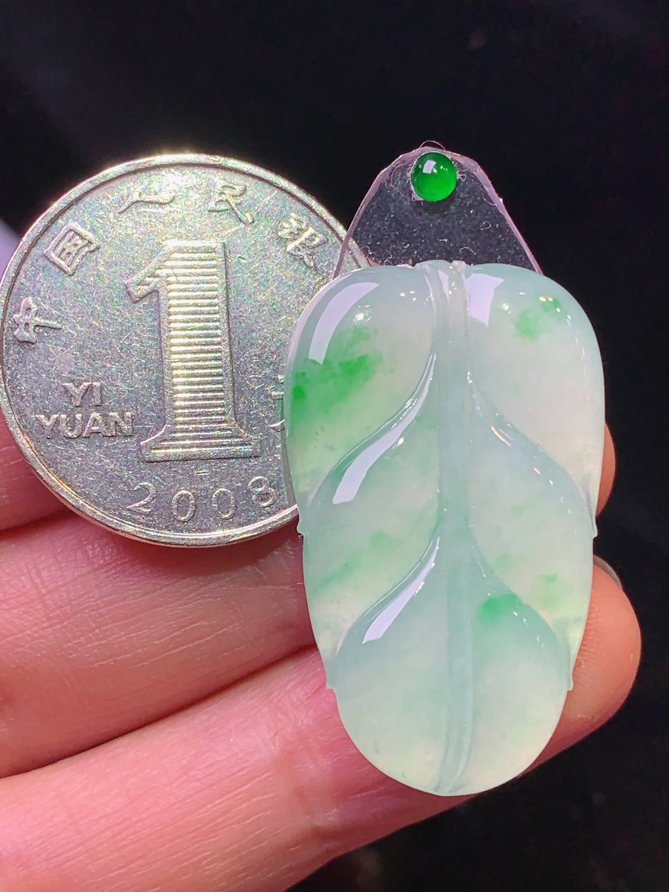 飘绿树叶吊坠 玉质细腻 色泽清新艳丽 整体尺寸32.5*19.5*3.7