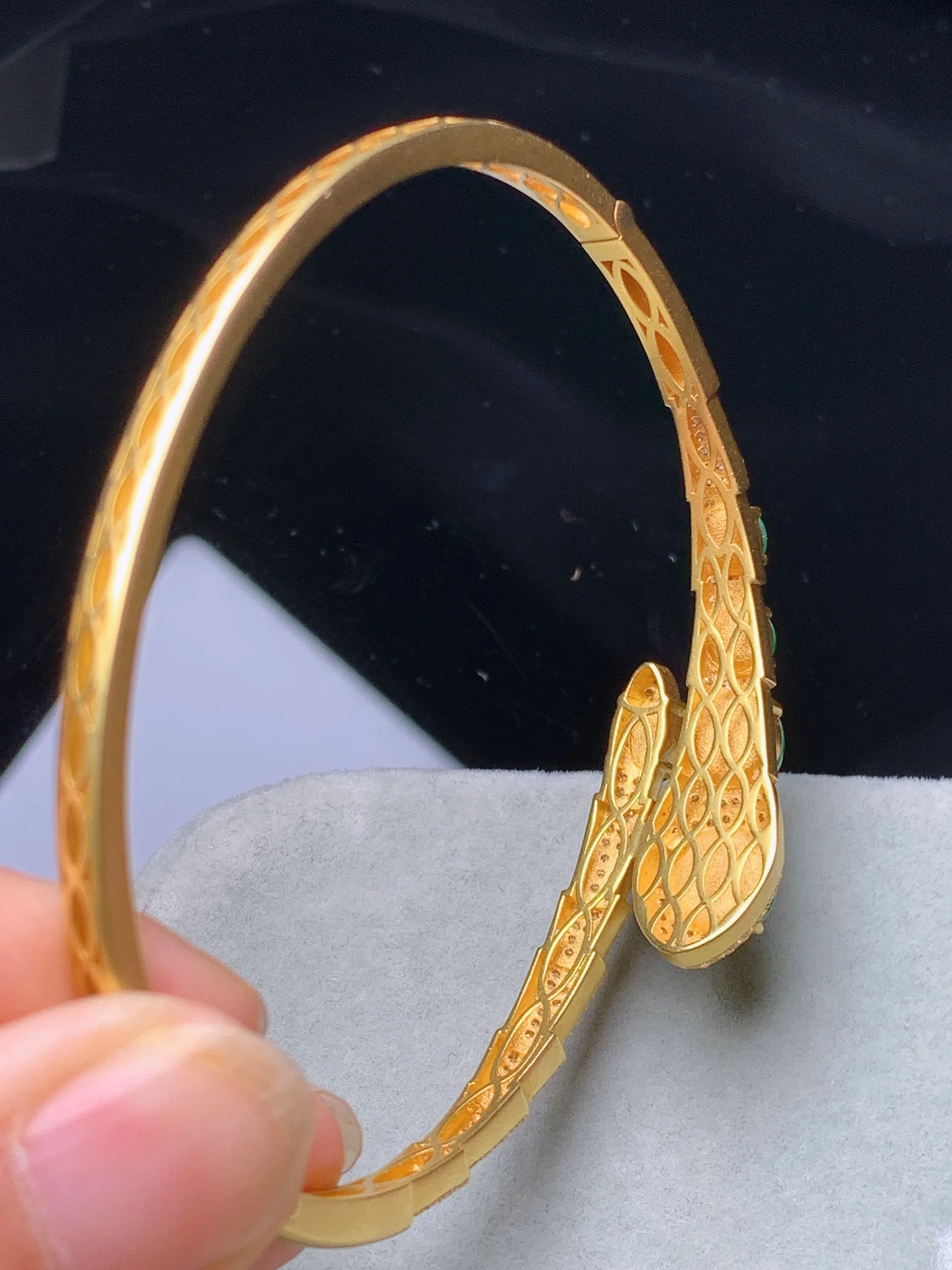 18k金钻镶嵌满绿蛋面手镯 玉质细腻 色泽清新艳丽 圈口58.6 裸石尺寸7*3