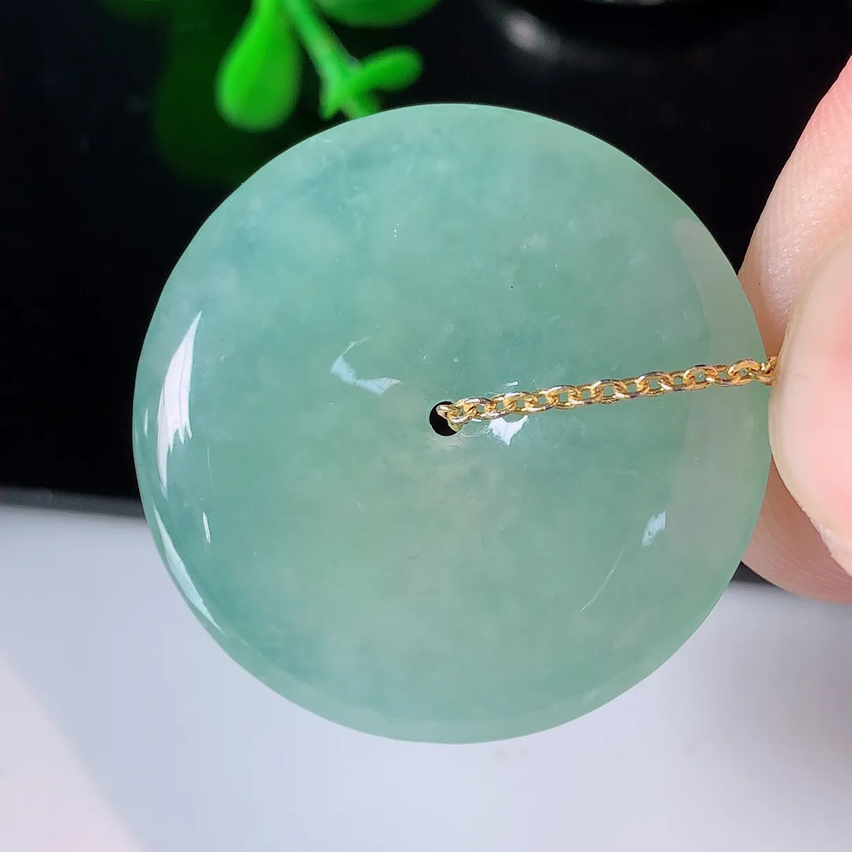 自然光实拍，冰种晴水底翡翠平安扣吊坠，平安是福；冰透，很美的料子，平安扣佩戴优雅迷人！#57.28