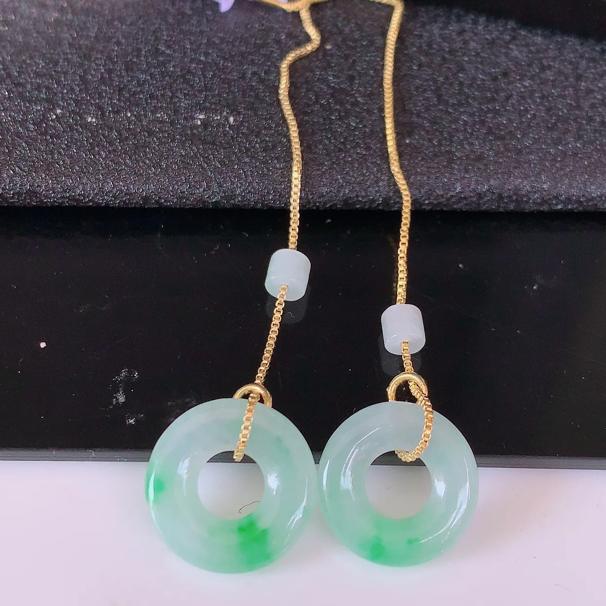 自然光实拍，冰种飘绿翡翠一对平安扣耳坠，翠色灵动，玉质细腻，颜色漂亮，品相佳，佩戴佳品！配图银线 #57.25