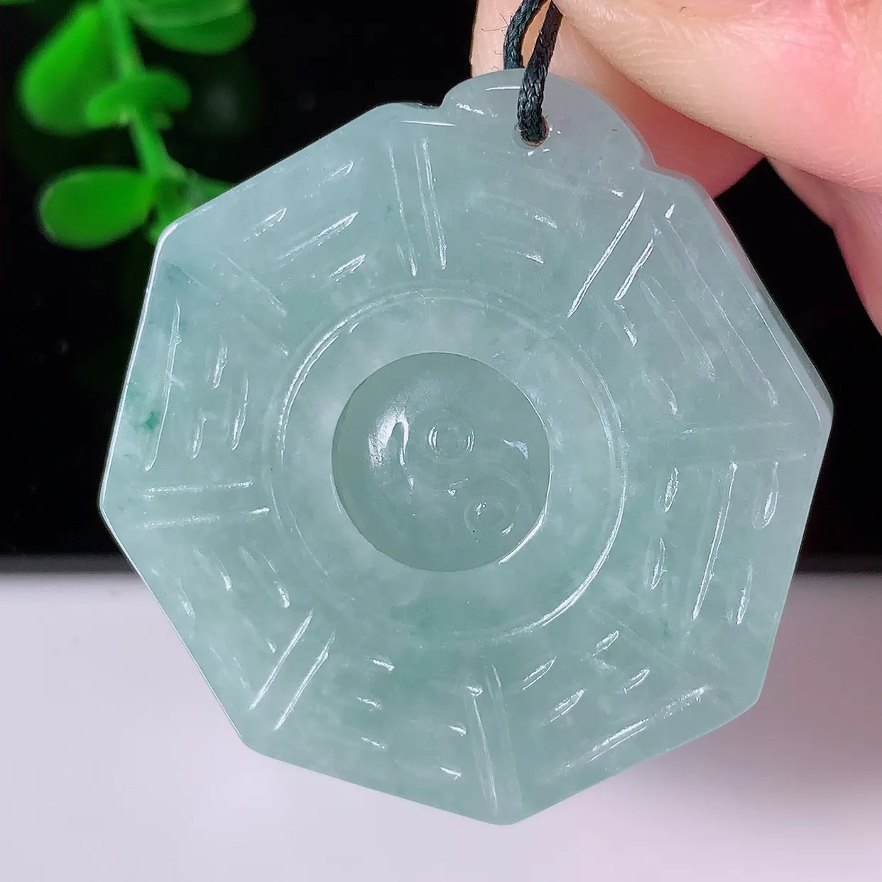 自然光实拍，冰润飘花翡翠招财八卦吊坠，翠色灵动，佩戴效果时尚出众，尽显气质，玉质细腻，美感十足。#46.28