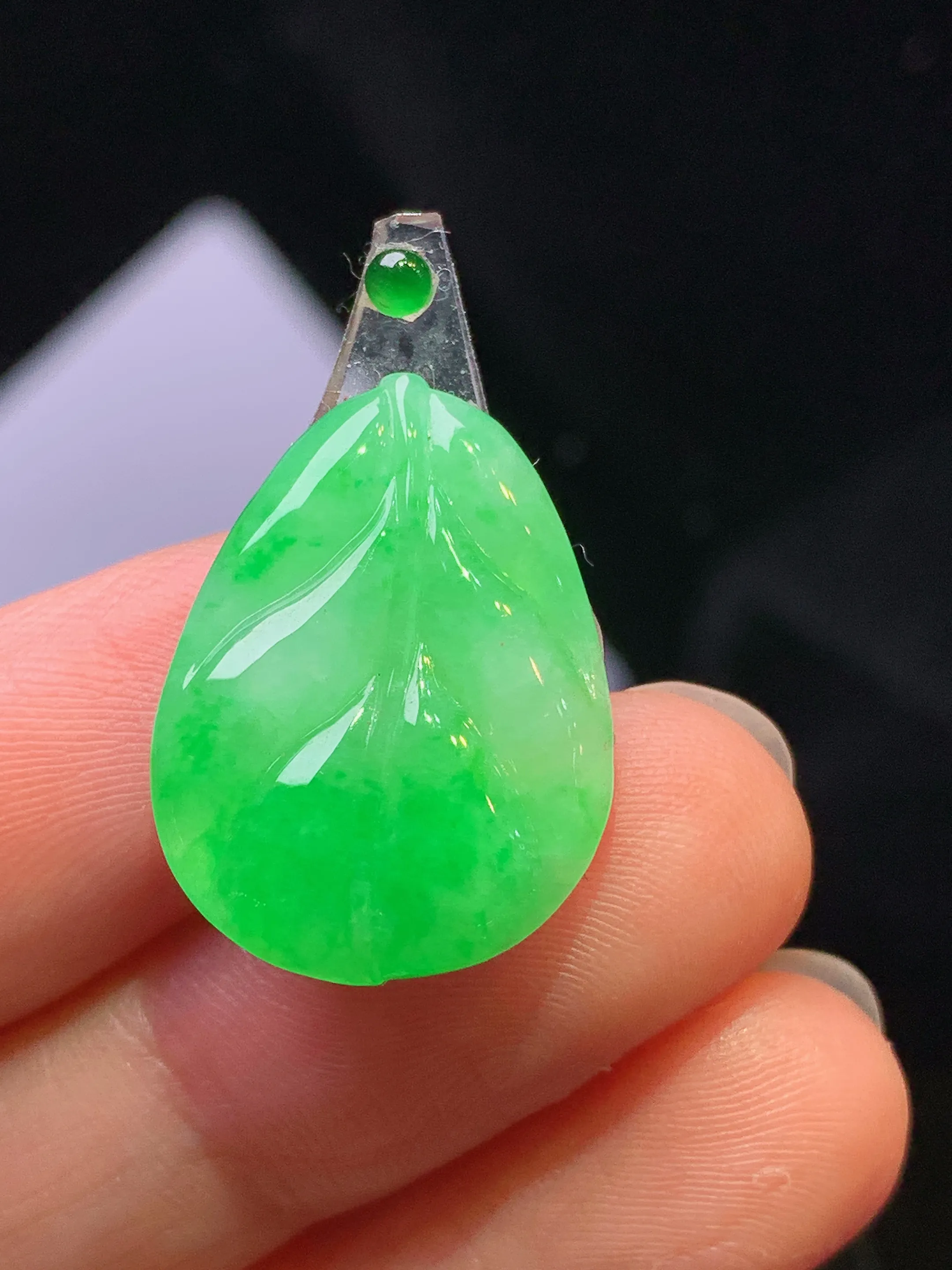 镶嵌款 翠绿树叶吊坠 玉质细腻 色泽清新艳丽 整体尺寸21.6*16*3