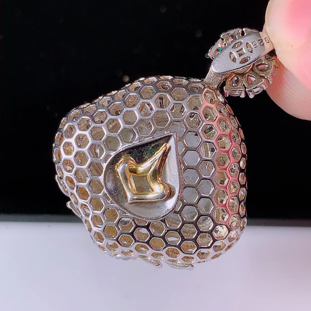 冰透满绿翡翠925银镶嵌佛公吊坠，自然光实拍，翠色灵动，颜色漂亮，种老水足，品相佳，佩戴佳品！#97.28整体34.5-26.5-13裸石20*15.5