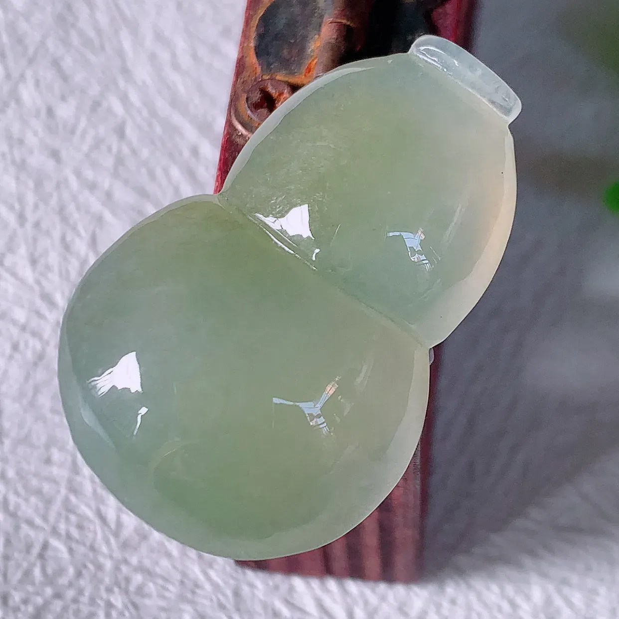 自然光实拍，冰种黄翡翡翠葫芦吊坠，葫芦寓意福禄双全，财源滚滚，饱满，清新脱俗，佩戴效果优雅迷人！#0