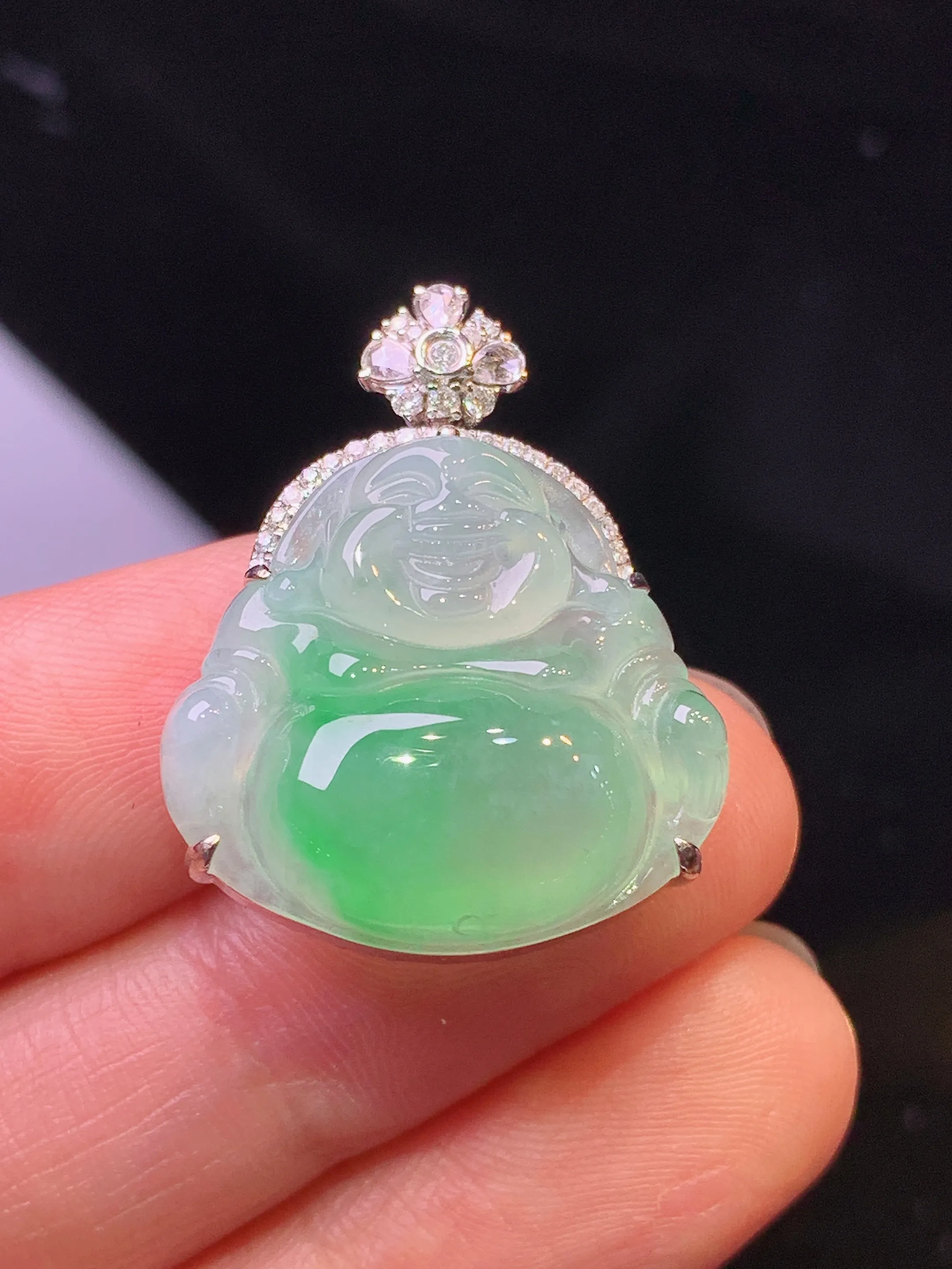 18k金钻镶嵌飘绿佛公吊坠 玉质细腻 色泽清新艳丽 整体尺寸27.5*21.5*9.2