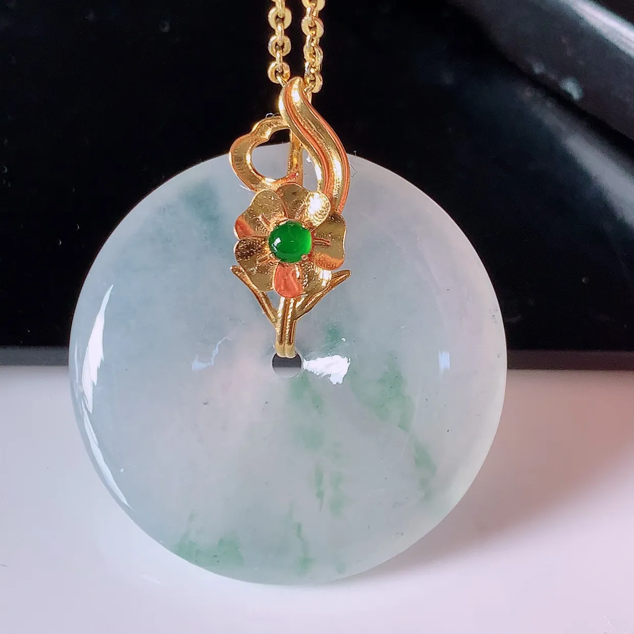 自然光实拍，18K金镶嵌冰种飘花翡翠平安扣吊坠，玉扣，冰润光泽，寓意平平安安，平安扣佩戴时尚漂亮！#42.28整体30.5-26.2-7.2裸石26.2*26.2