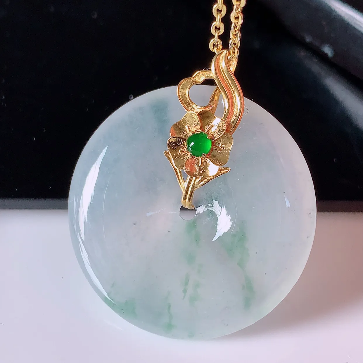 自然光实拍，18K金镶嵌冰种飘花翡翠平安扣吊坠，玉扣，冰润光泽，寓意平平安安，平安扣佩戴时尚漂亮！#