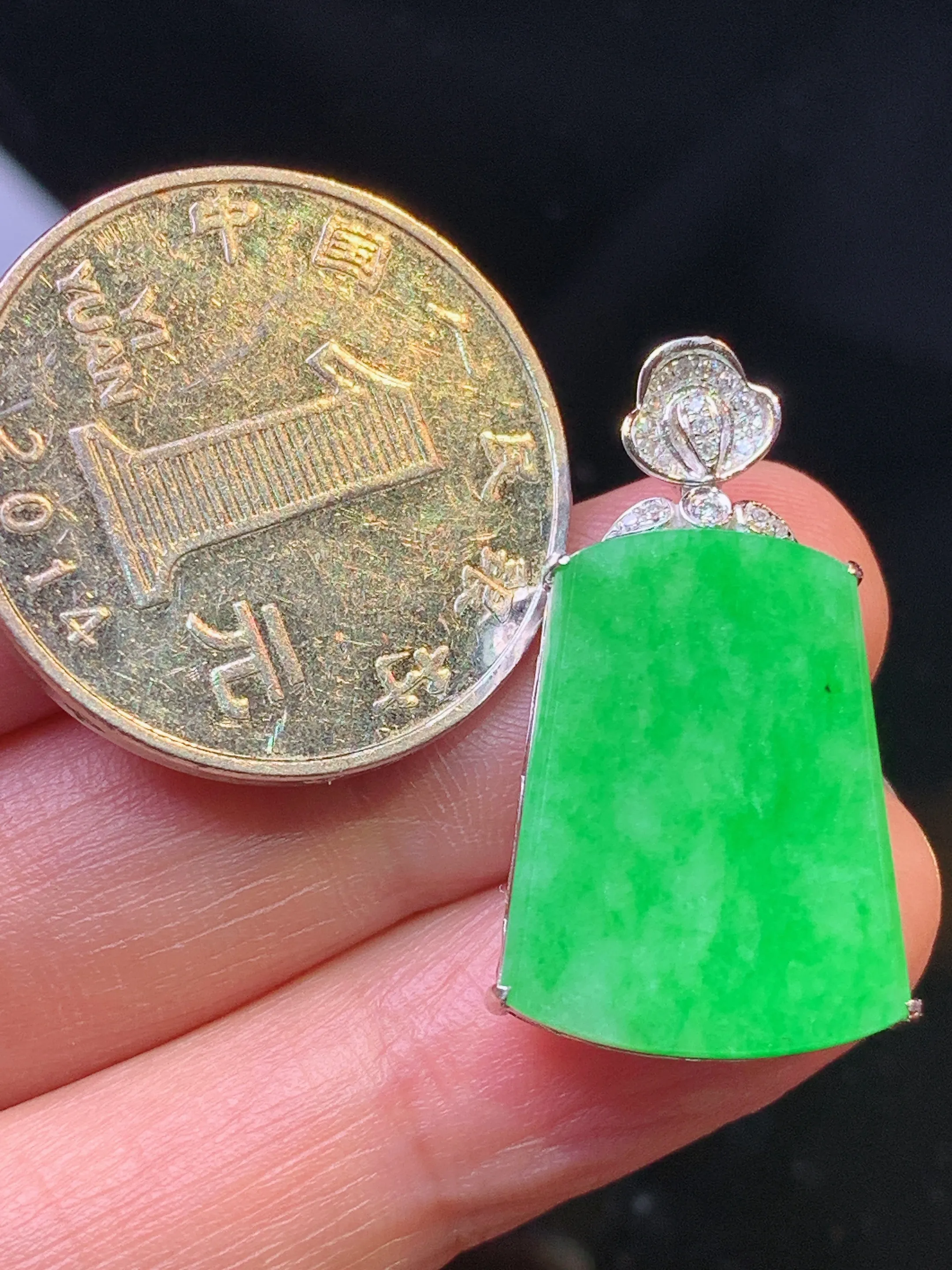 18k金钻镶嵌翠绿无事牌吊坠 玉质细腻 色泽清新艳丽 整体尺寸28*15.3*6.2