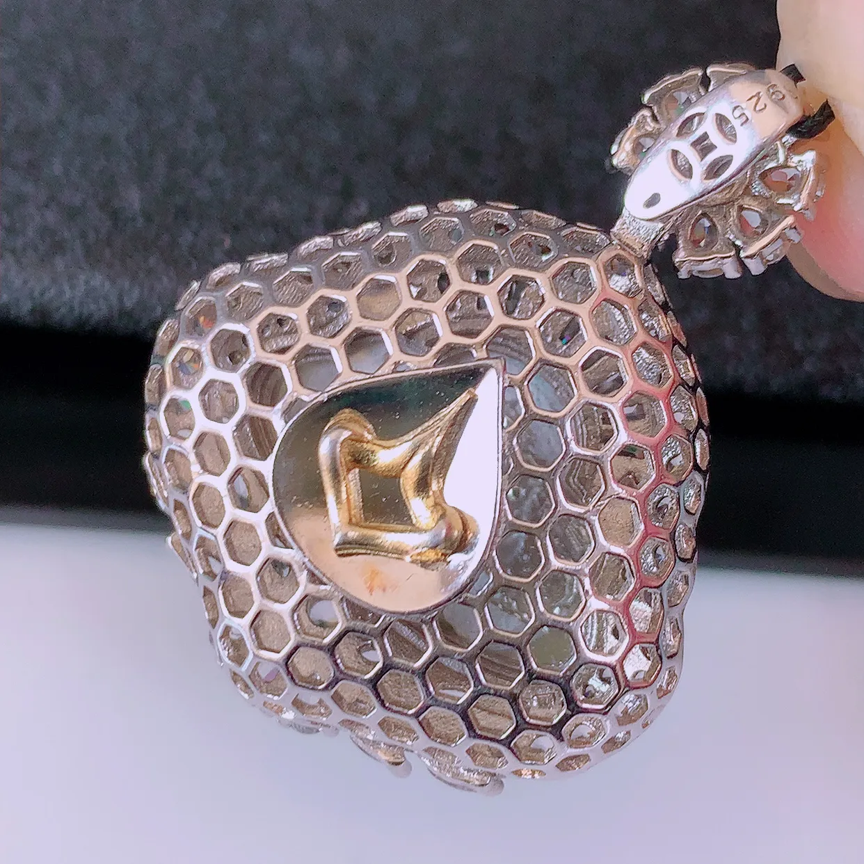 冰透满绿翡翠925银镶嵌佛公吊坠，自然光实拍，翠色灵动，颜色漂亮，种老水足，品相佳，佩戴佳品！#97.25整体34.5*26.5*12.8裸石20*15.5