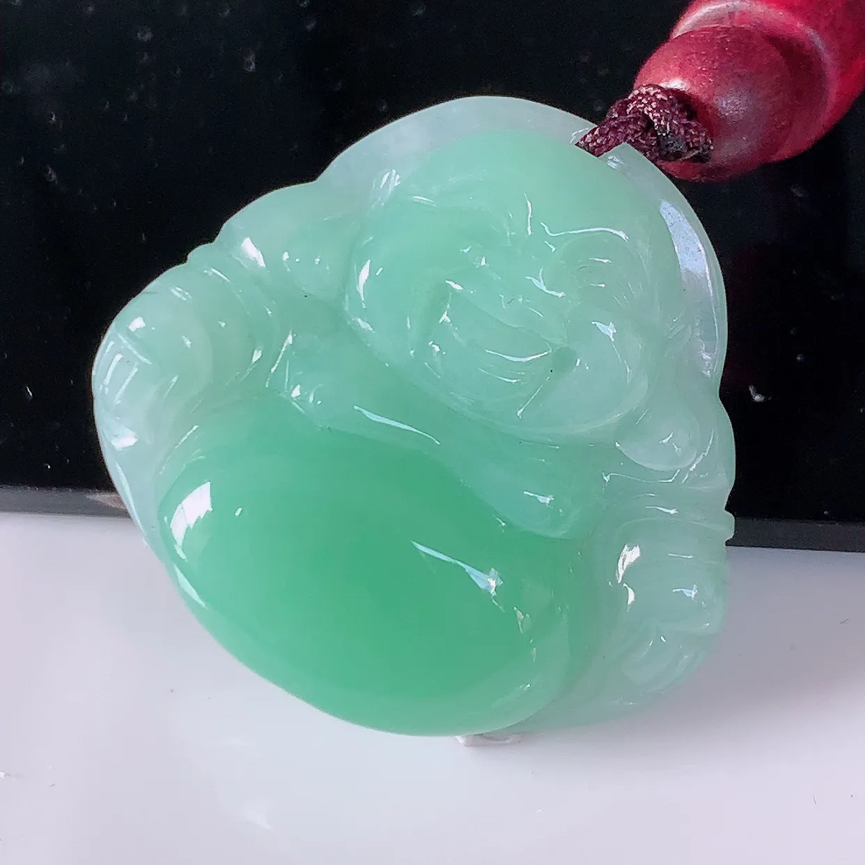 自然光实拍，冰润满绿翡翠佛公吊坠，水灵起胶，翠色迷人，佛公在心中，一生平安，饱满圆润，开怀大笑佛公，配戴灵气十足！#46.28