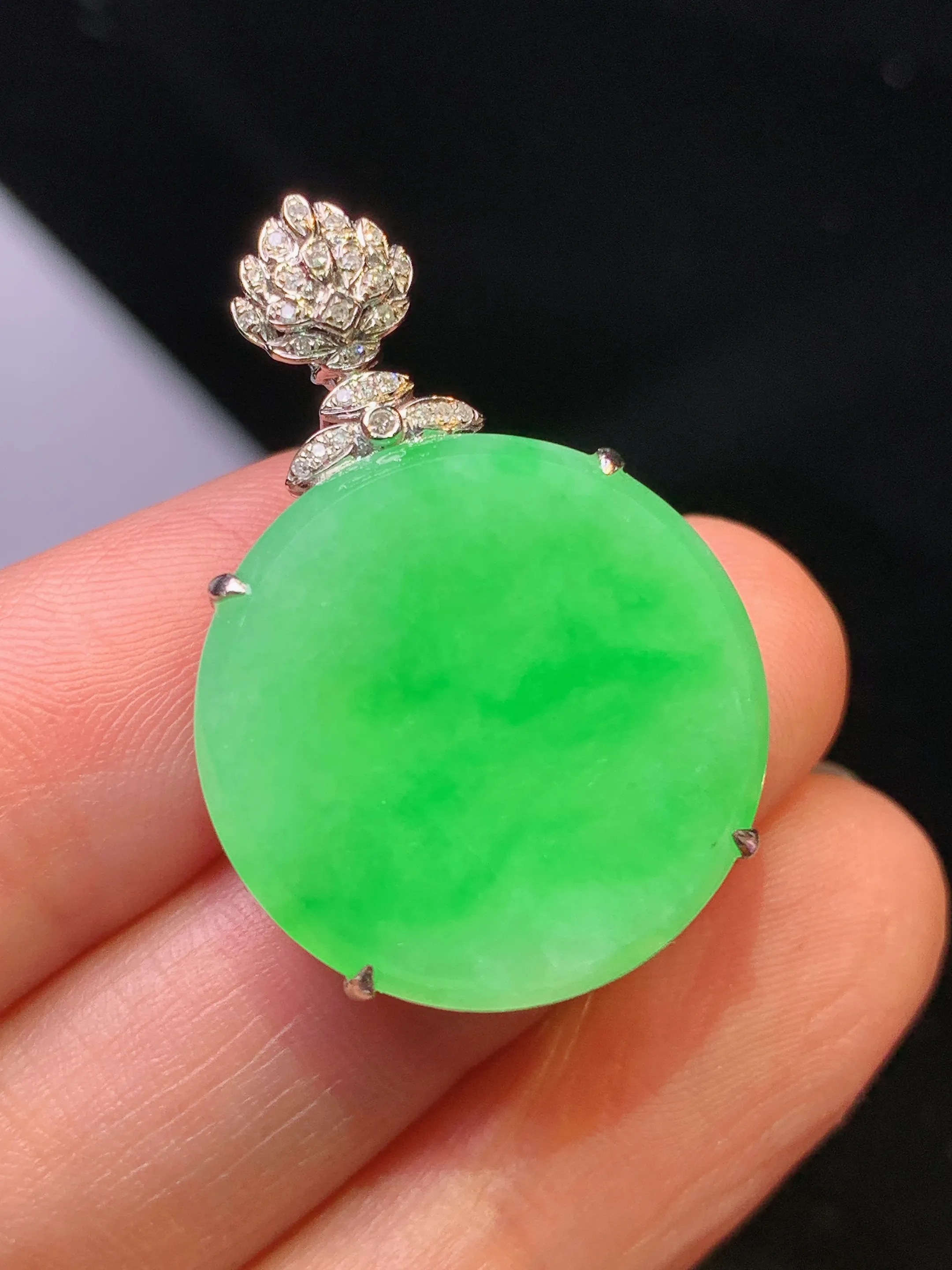 18k金钻镶嵌翠绿圆牌吊坠 玉质细腻 色泽清新艳丽 整体尺寸31.2*20.7*8.3