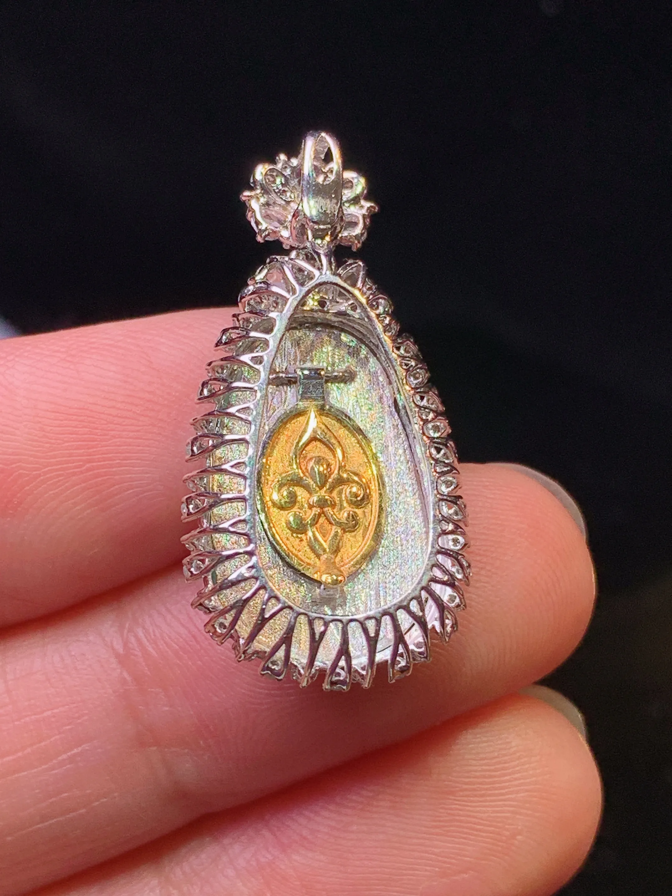 18k金钻镶嵌翠绿如意吊坠 玉质细腻 色泽清新艳丽 整体尺寸28.8*14.5*7.6