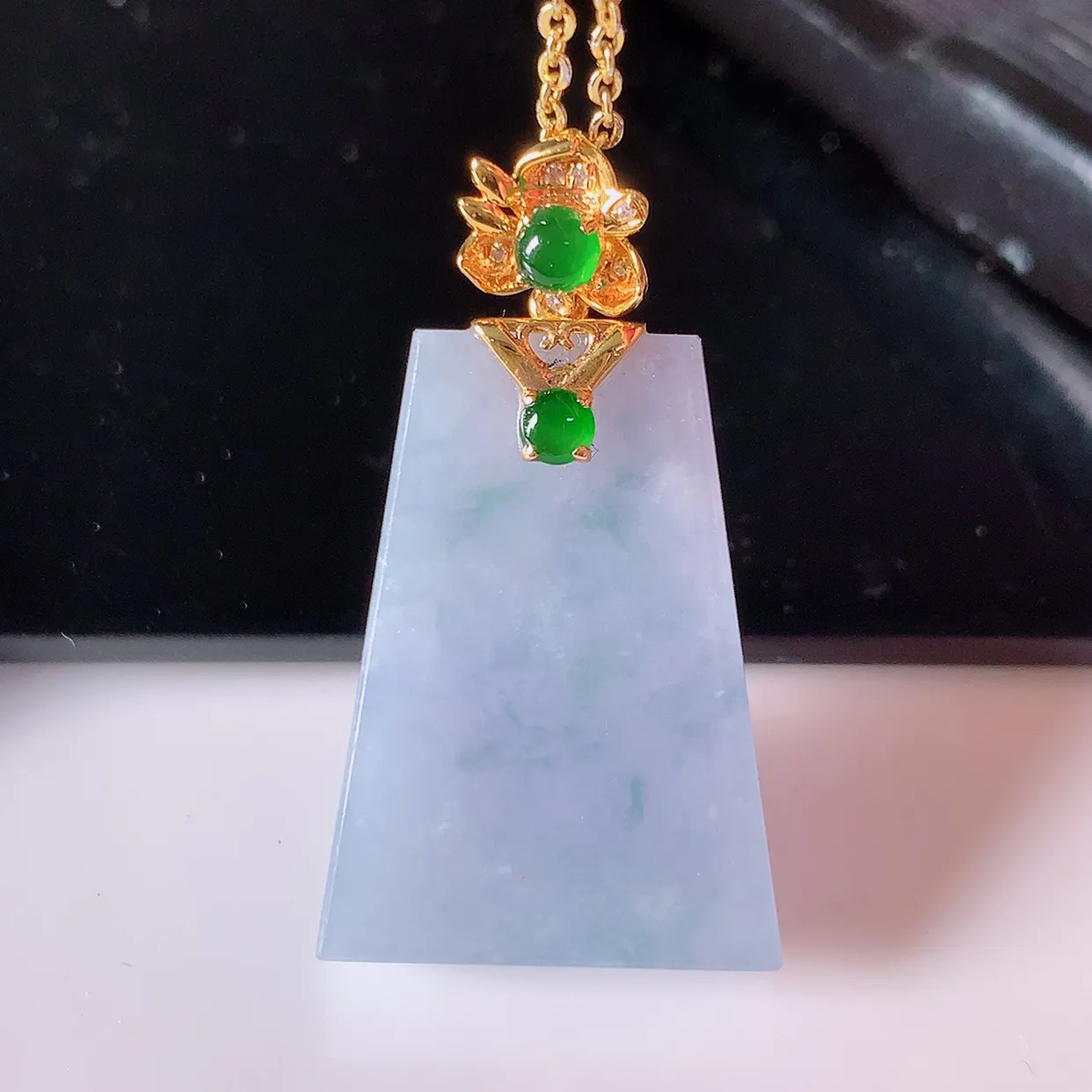 自然光实拍，18K金镶嵌水润紫罗兰飘花翡翠平安无事牌吊坠，平平安安，无事牌翠色灵动，佩戴平安时尚！#00.28整体32.5*18*7.8裸石24.5*18