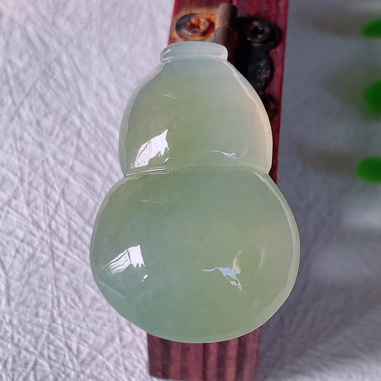 自然光实拍，冰种黄翡翡翠葫芦吊坠，葫芦寓意福禄双全，财源滚滚，饱满，清新脱俗，佩戴效果优雅迷人！#01.28