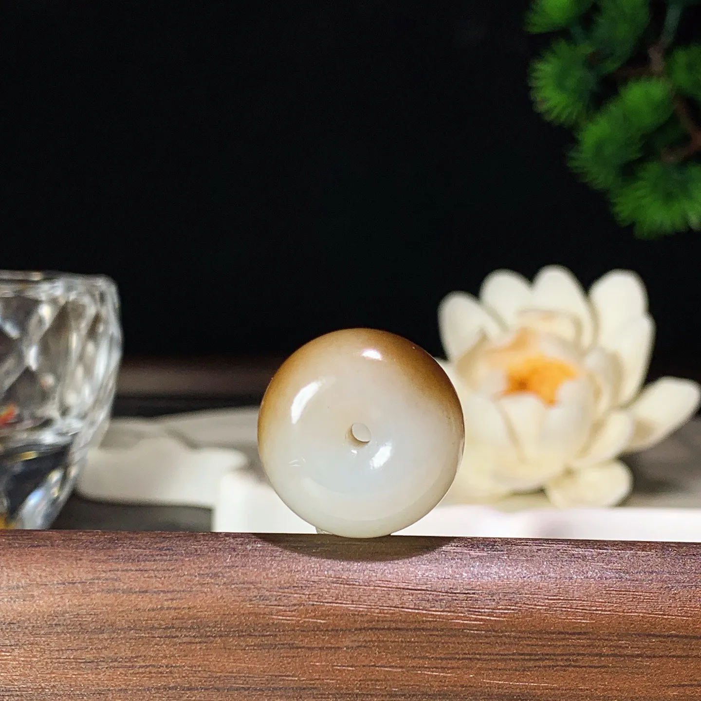 新疆和田玉且末糖平安扣挂件 尺寸20/12重8.8克。玉质细腻油润。手推出油。佩戴高端典雅。lt260130