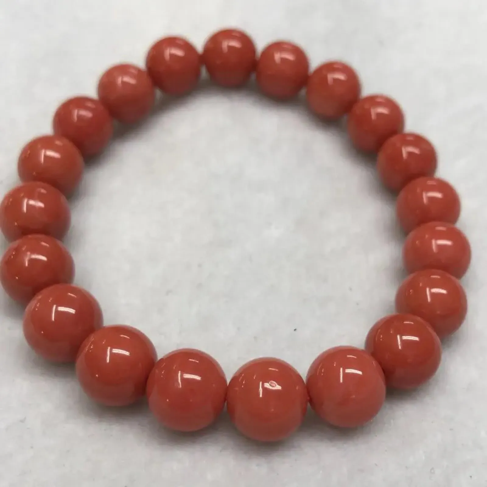 【天然橘红珊瑚10mm大圆珠手串】收藏爱好者提供！意大利产地，沙丁材料，橘红色，光泽柔润透亮，直径约为9.8-9.1mm左右，重量23.95克。珊瑚本为佛教珍宝，来自深海千年生长，属于有机宝石，气场强大，珍贵！每粒均为天然无添加无修补！收藏精品！传承宝贝！男女皆可佩戴！