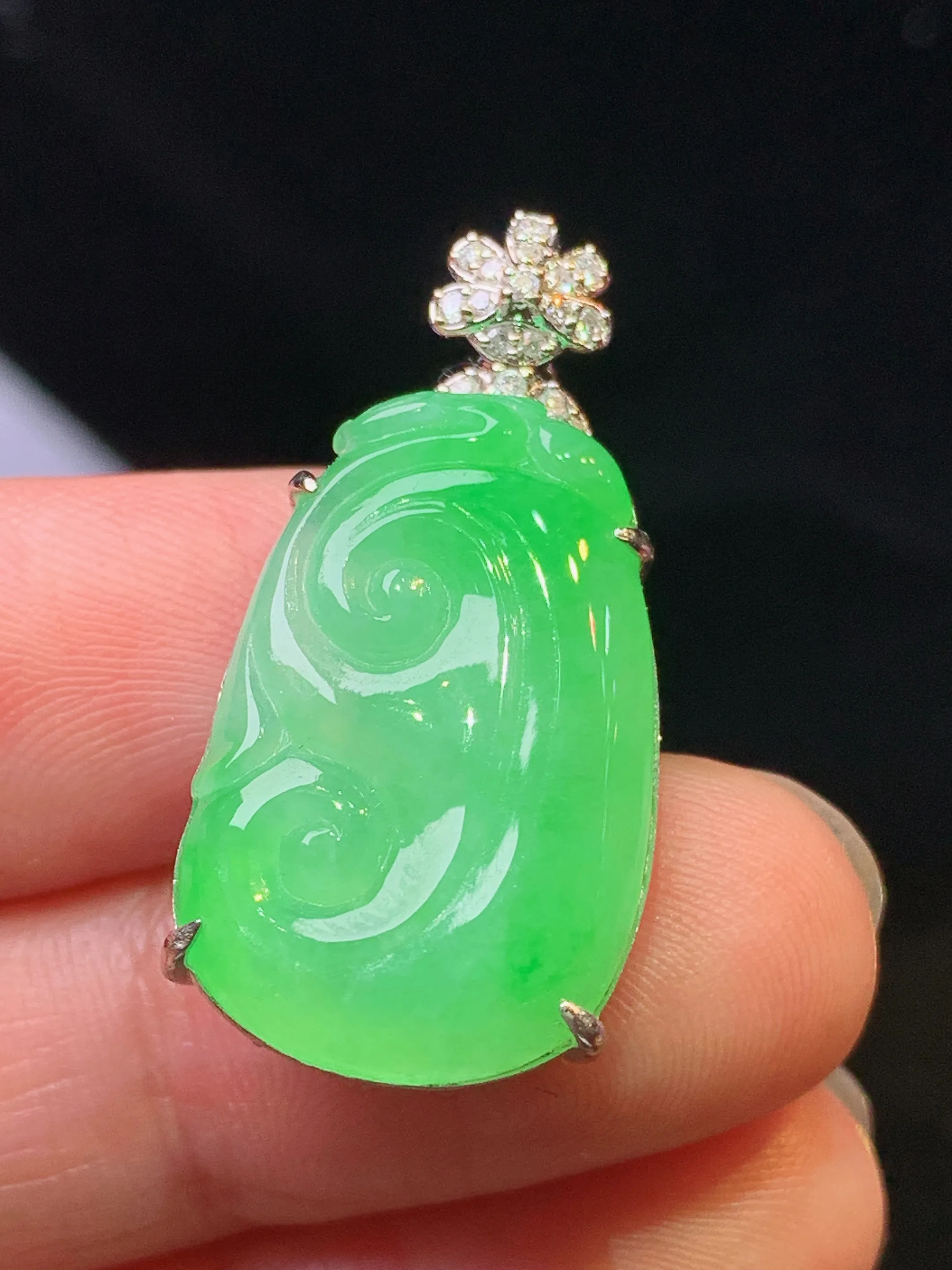 18k金钻镶嵌翠绿如意吊坠 玉质细腻 色泽清新艳丽 整体尺寸30.5*14.8*6.5