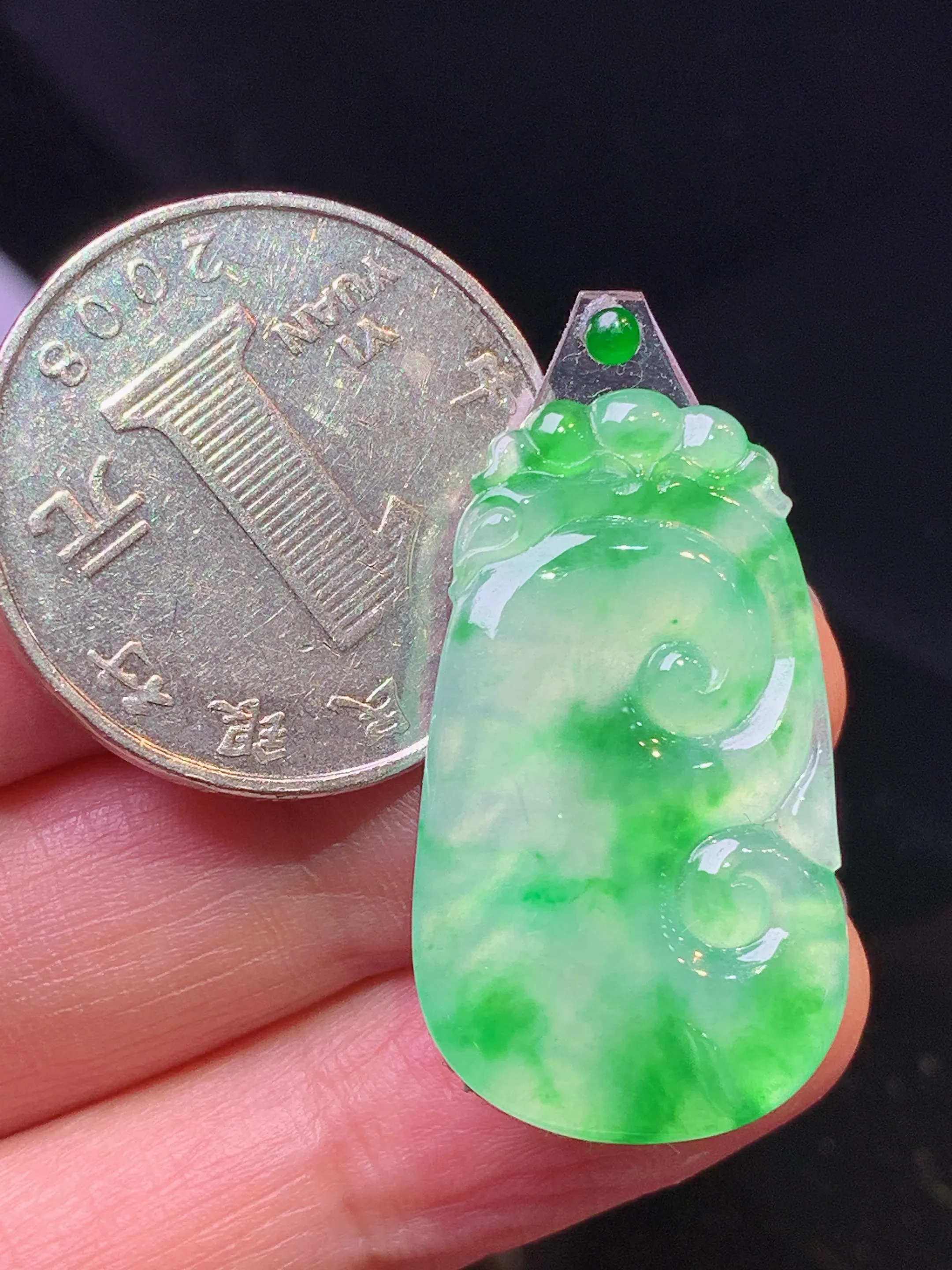 翠绿如意吊坠 玉质细腻 色泽清新艳丽 整体尺寸30.2*17.5*2.5