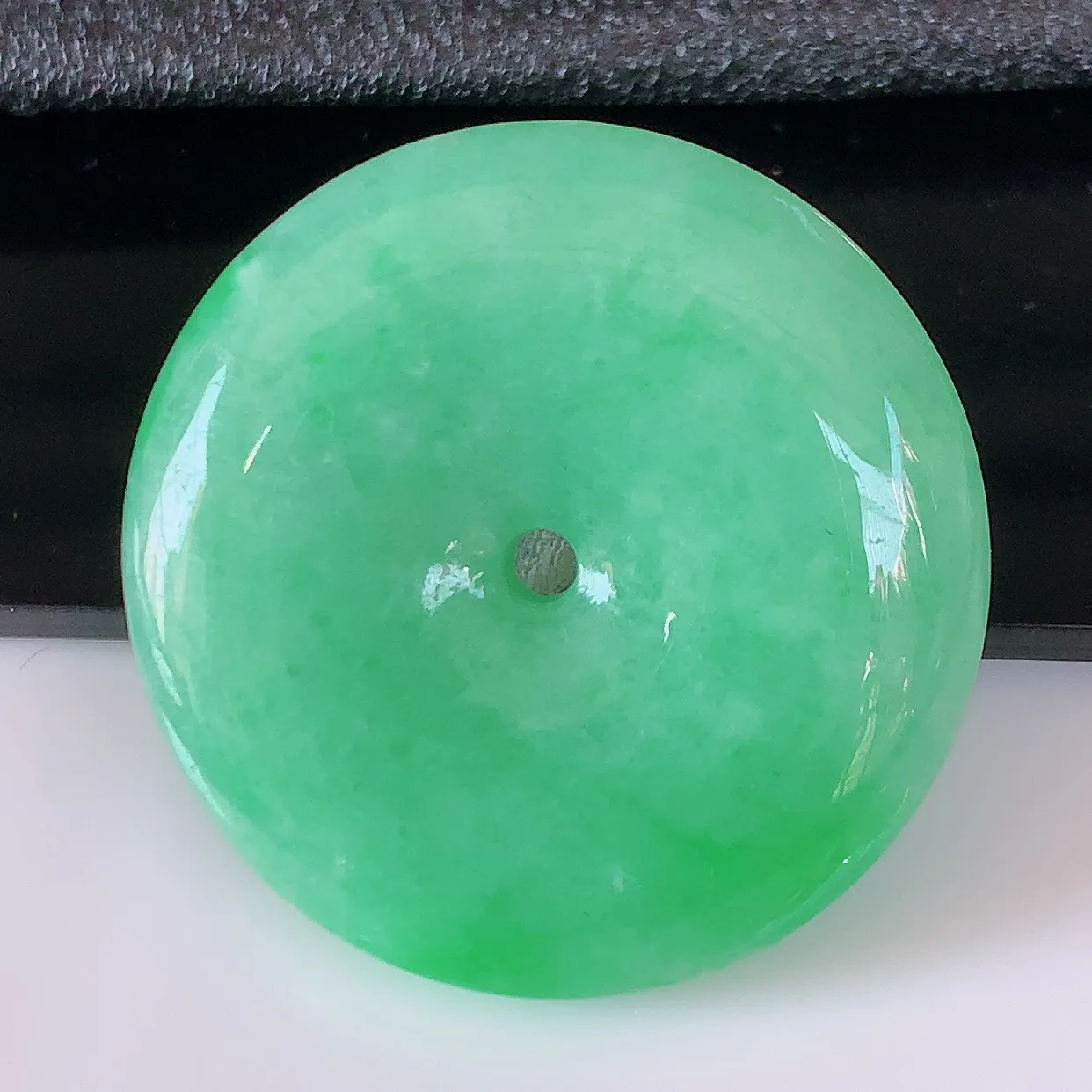 自然光实拍，水润满绿翡翠平安扣吊坠，品相佳，美感十足，寓意平平安安，平安扣佩戴精美时尚！#57.25