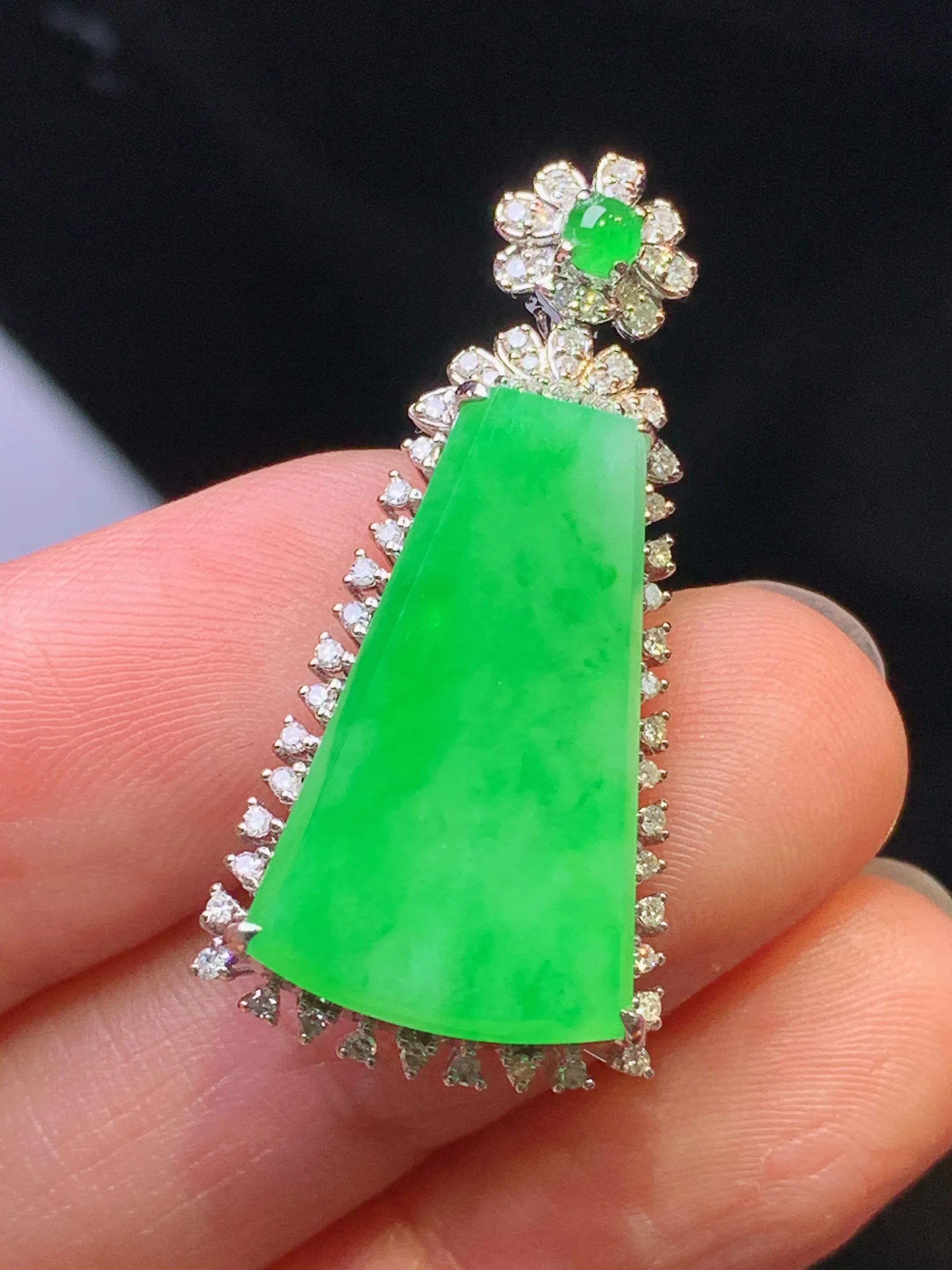 18k金钻镶嵌翠绿无事牌吊坠 玉质细腻 色泽清新艳丽 整体尺寸33.8*16*7