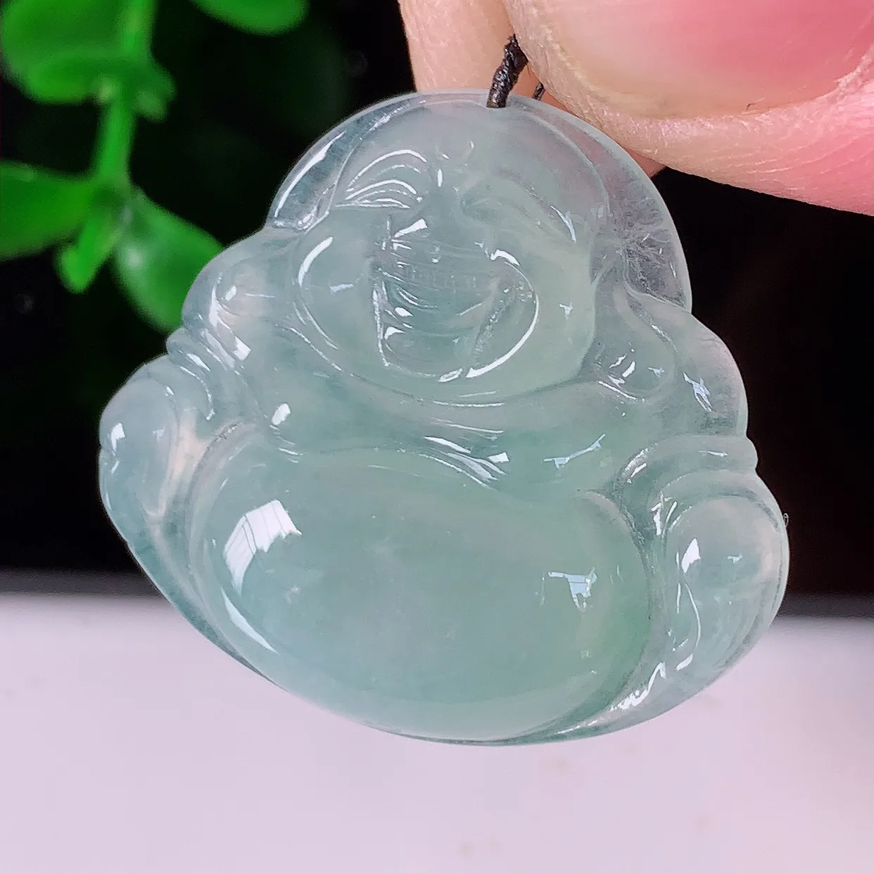 自然光实拍，冰种翡翠佛公吊坠，水灵起胶，翠色迷人，佛公在心中，一生平安，饱满圆润，开怀大笑佛公，配戴
